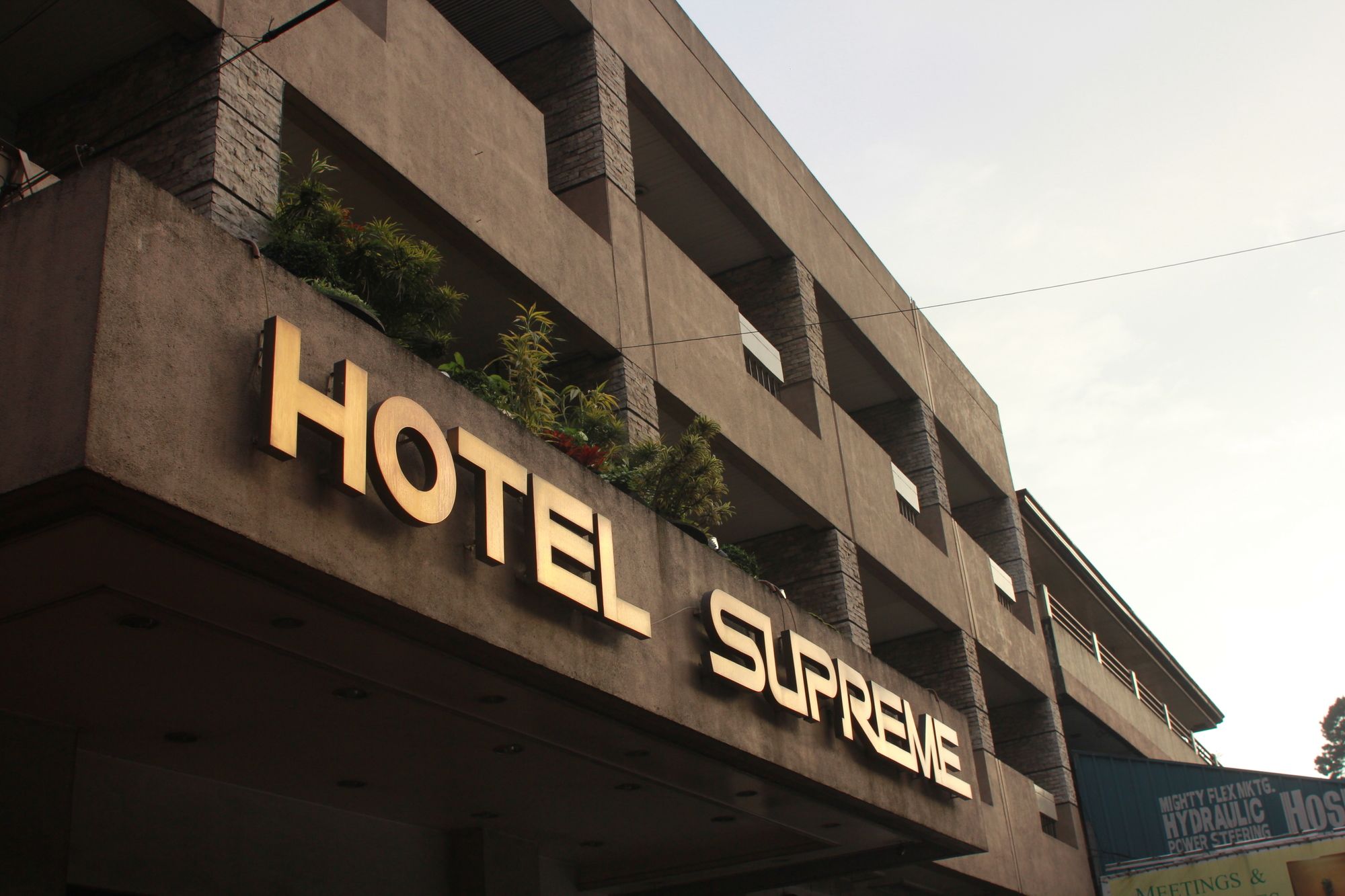 Hotel Supreme