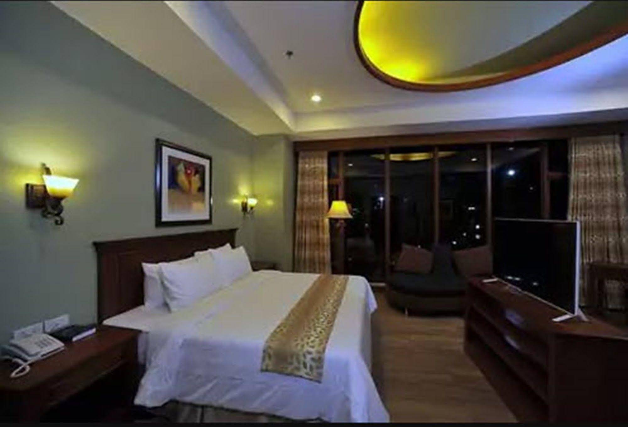 Paragon Hotel & Suites