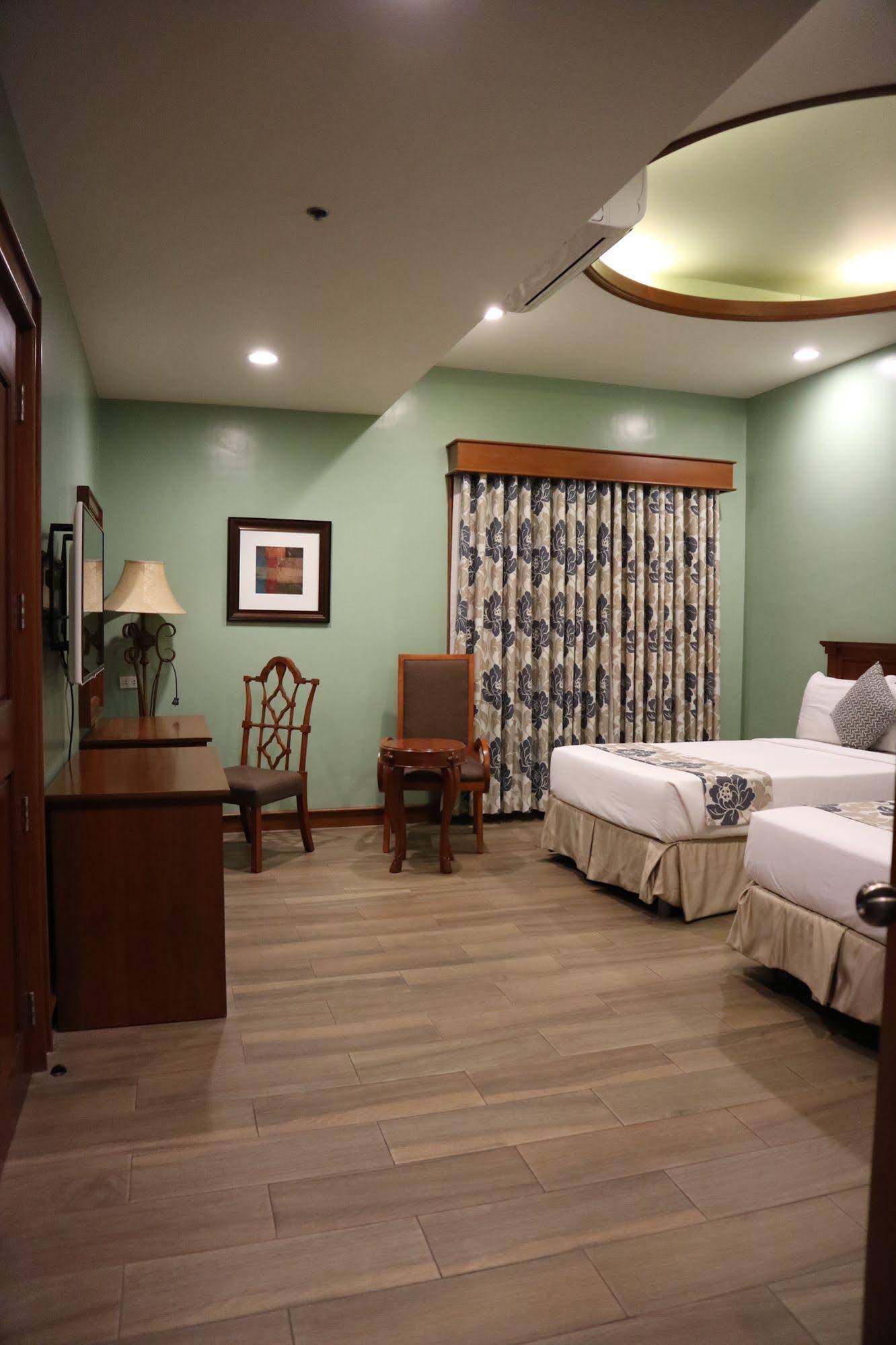Paragon Hotel & Suites