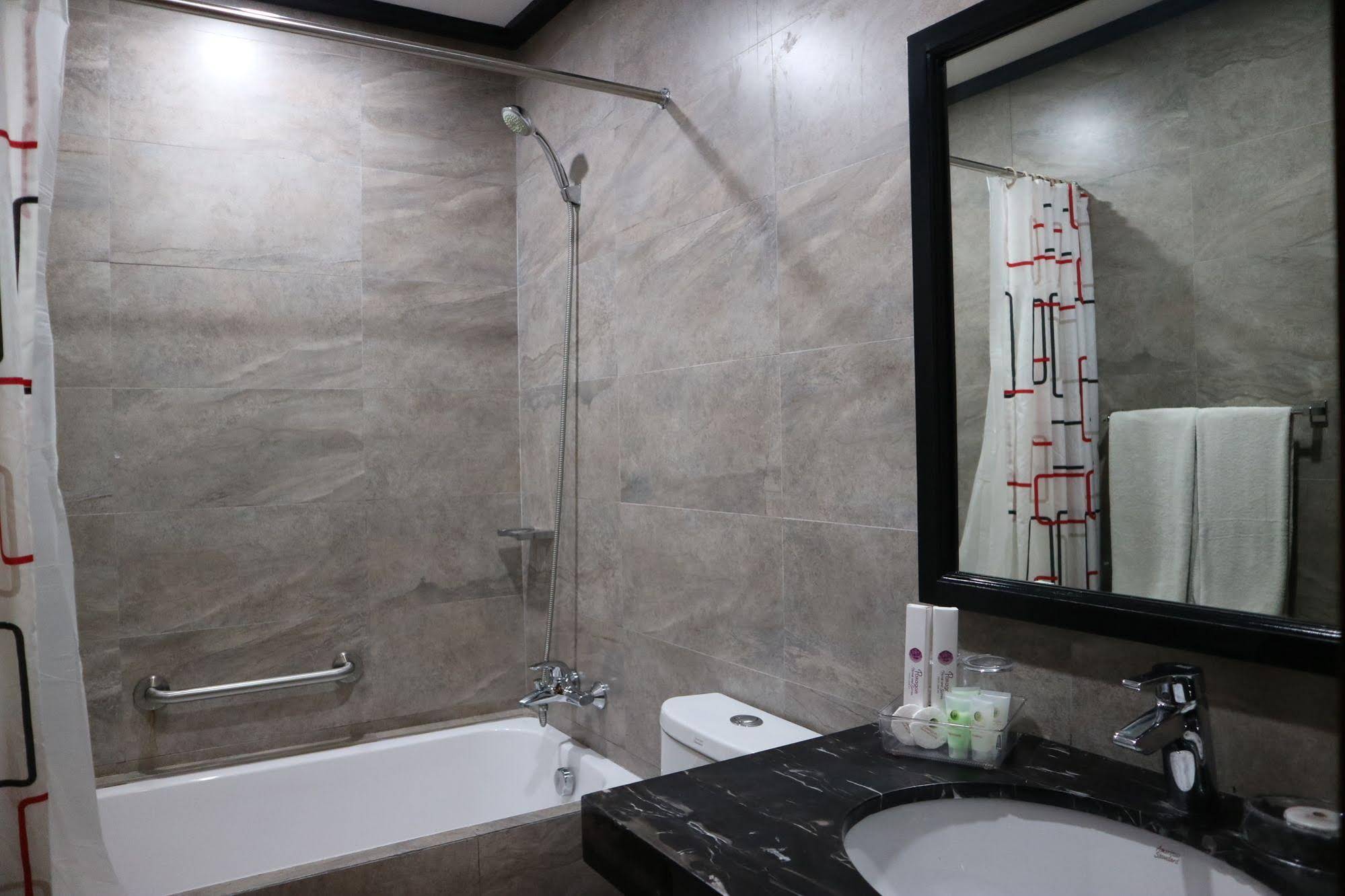 Paragon Hotel & Suites
