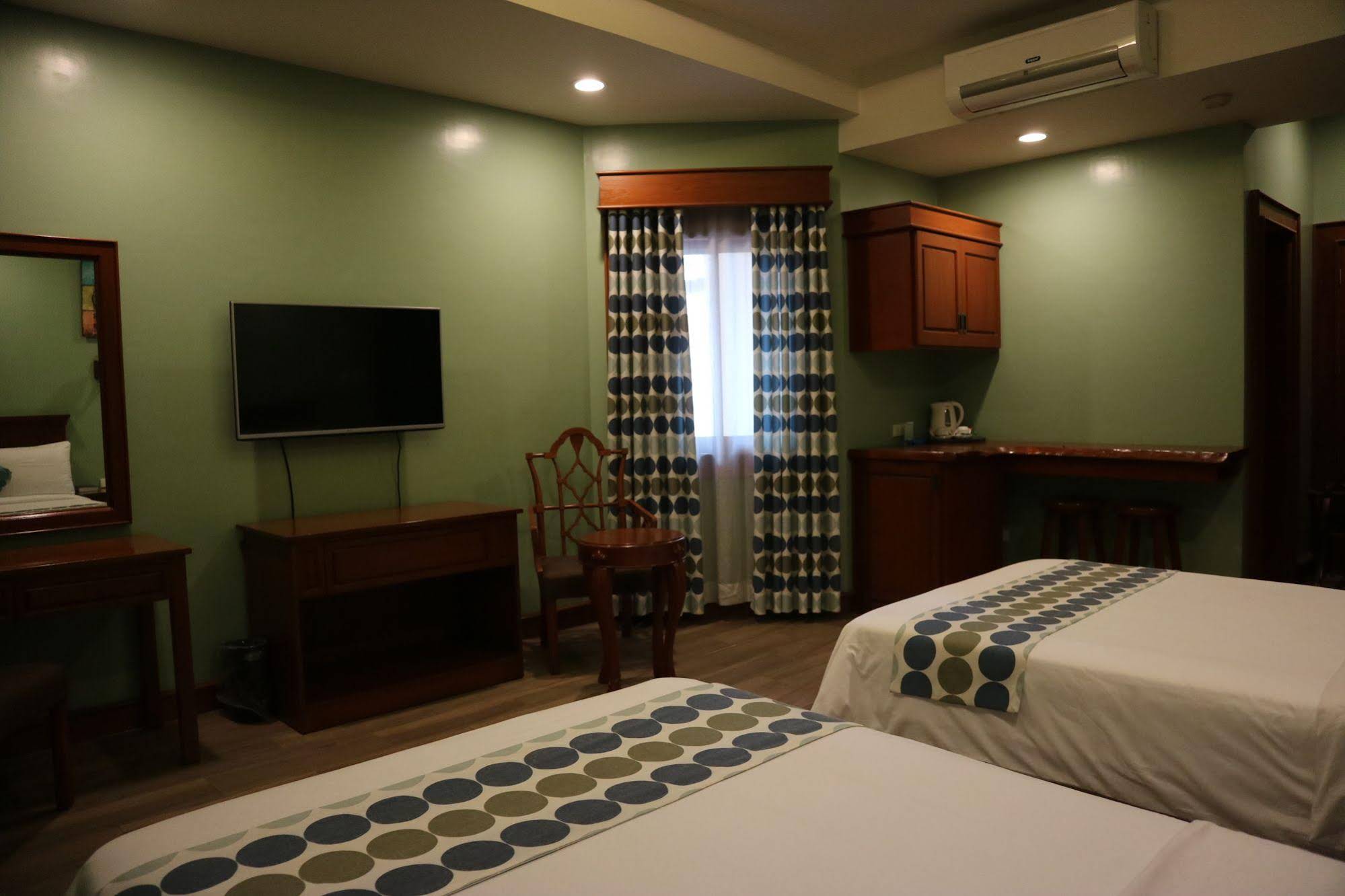 Paragon Hotel & Suites