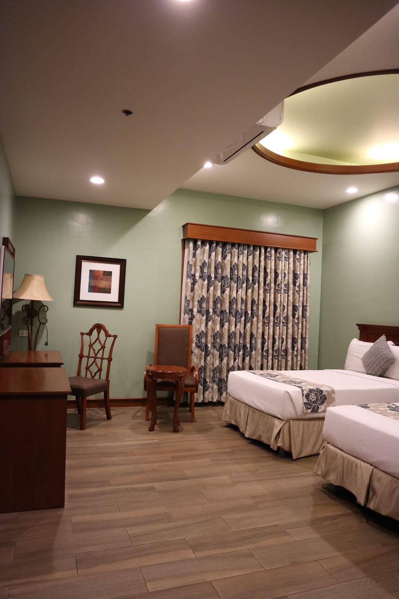 Paragon Hotel & Suites