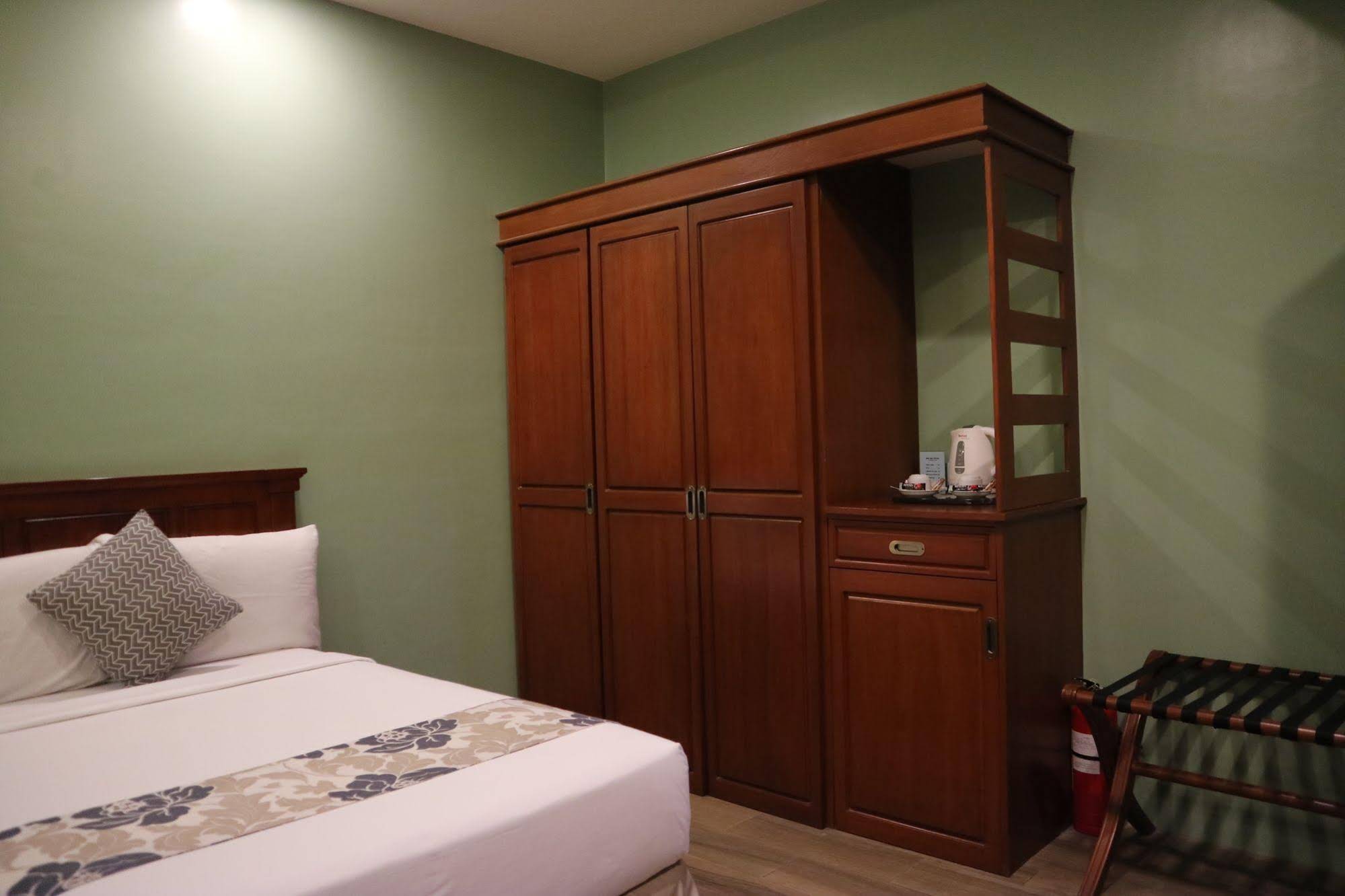 Paragon Hotel & Suites