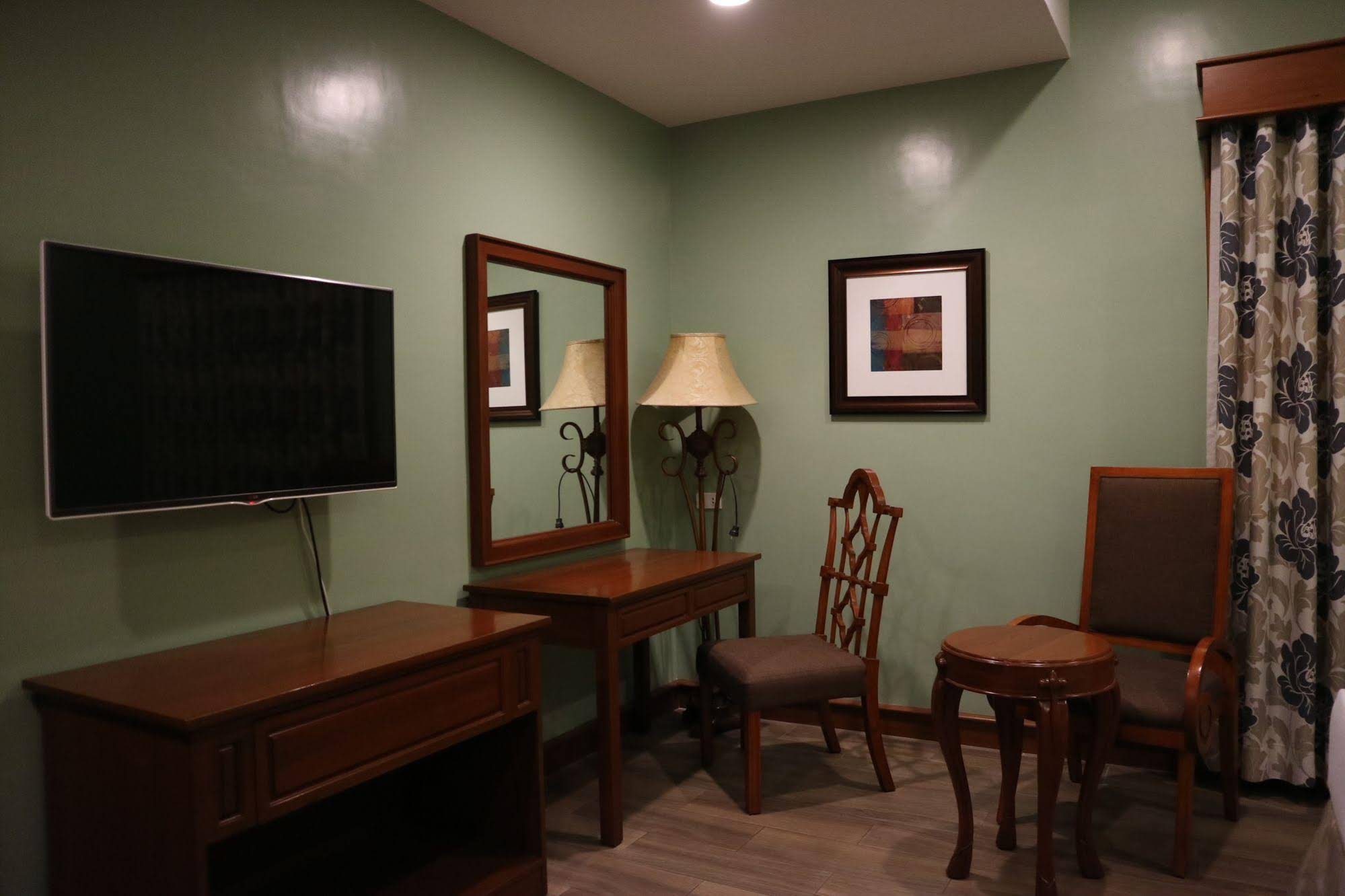 Paragon Hotel & Suites