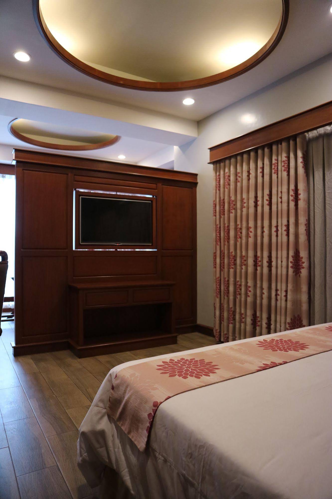 Paragon Hotel & Suites