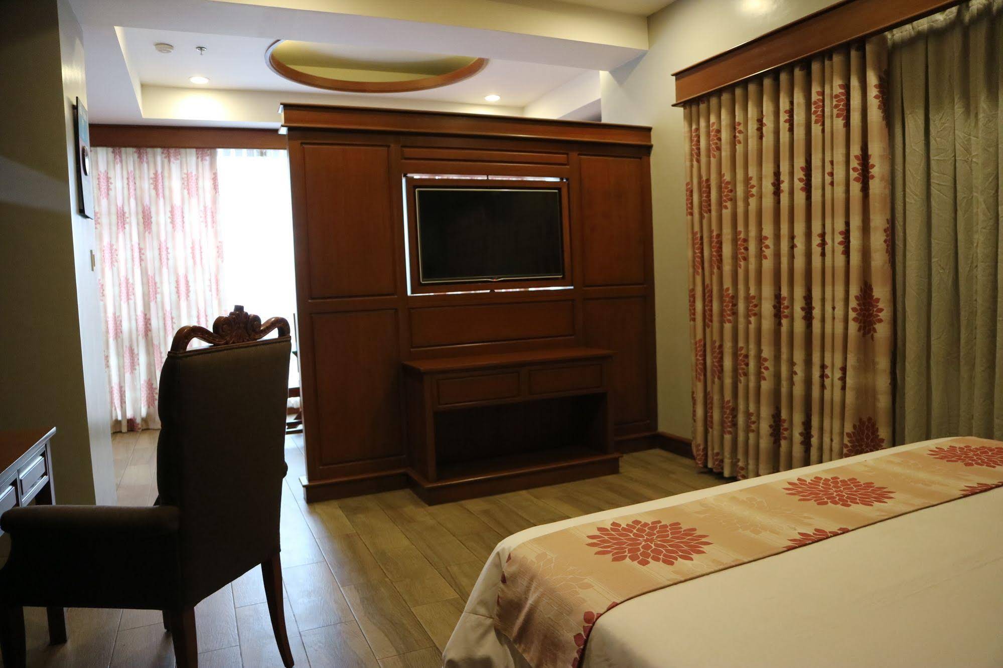 Paragon Hotel & Suites