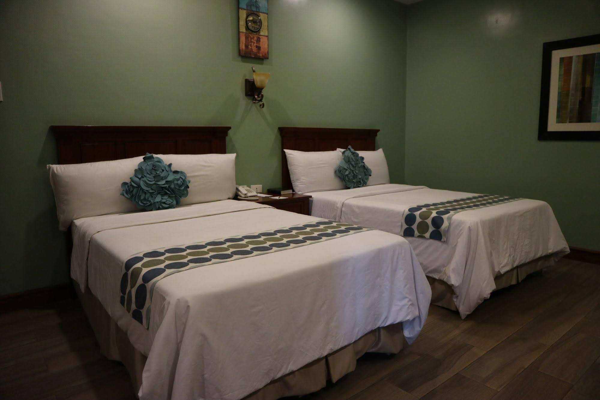 Paragon Hotel & Suites