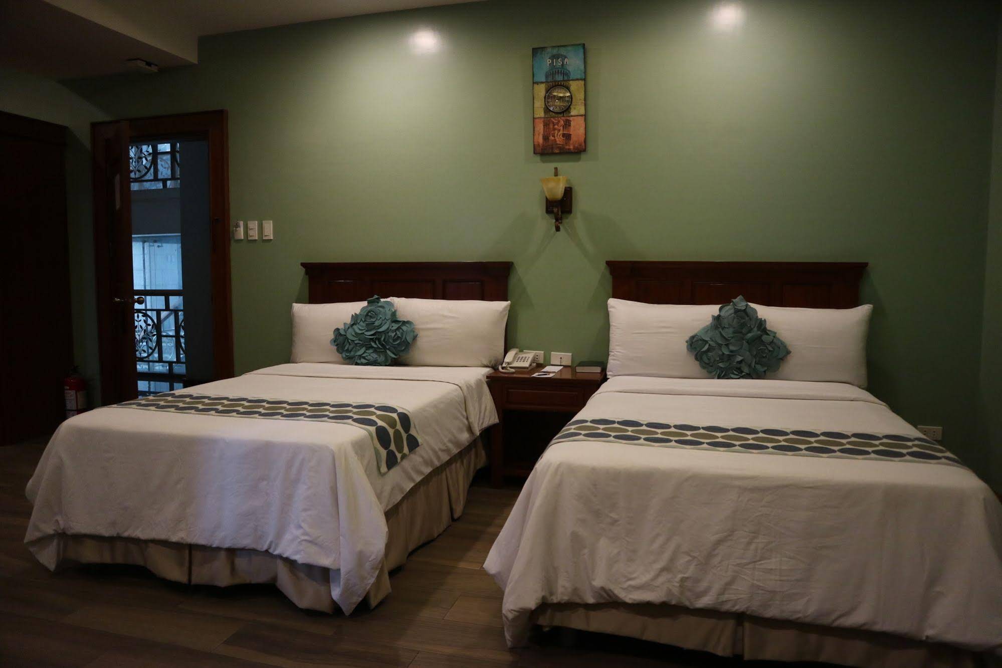 Paragon Hotel & Suites