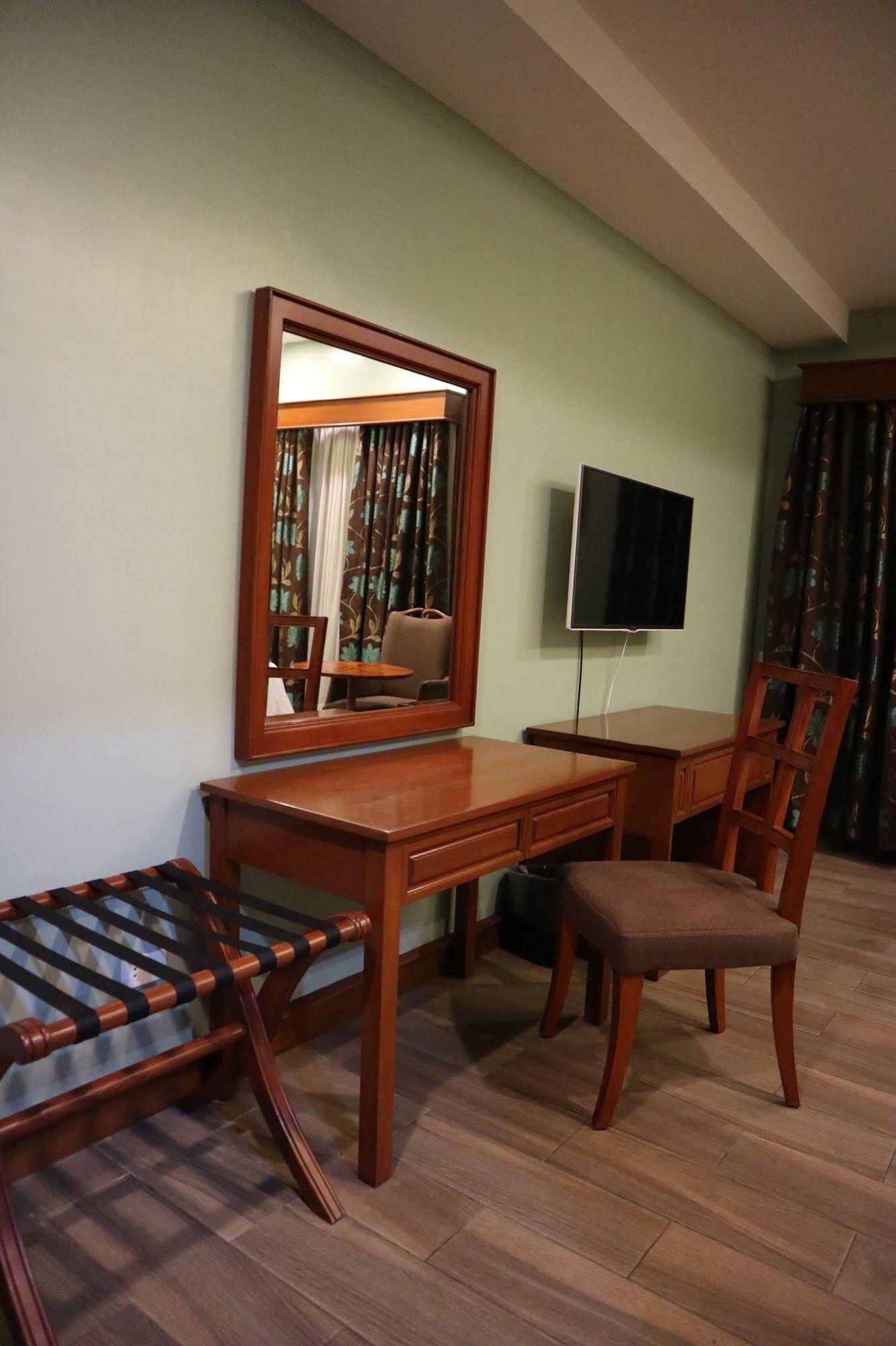 Paragon Hotel & Suites