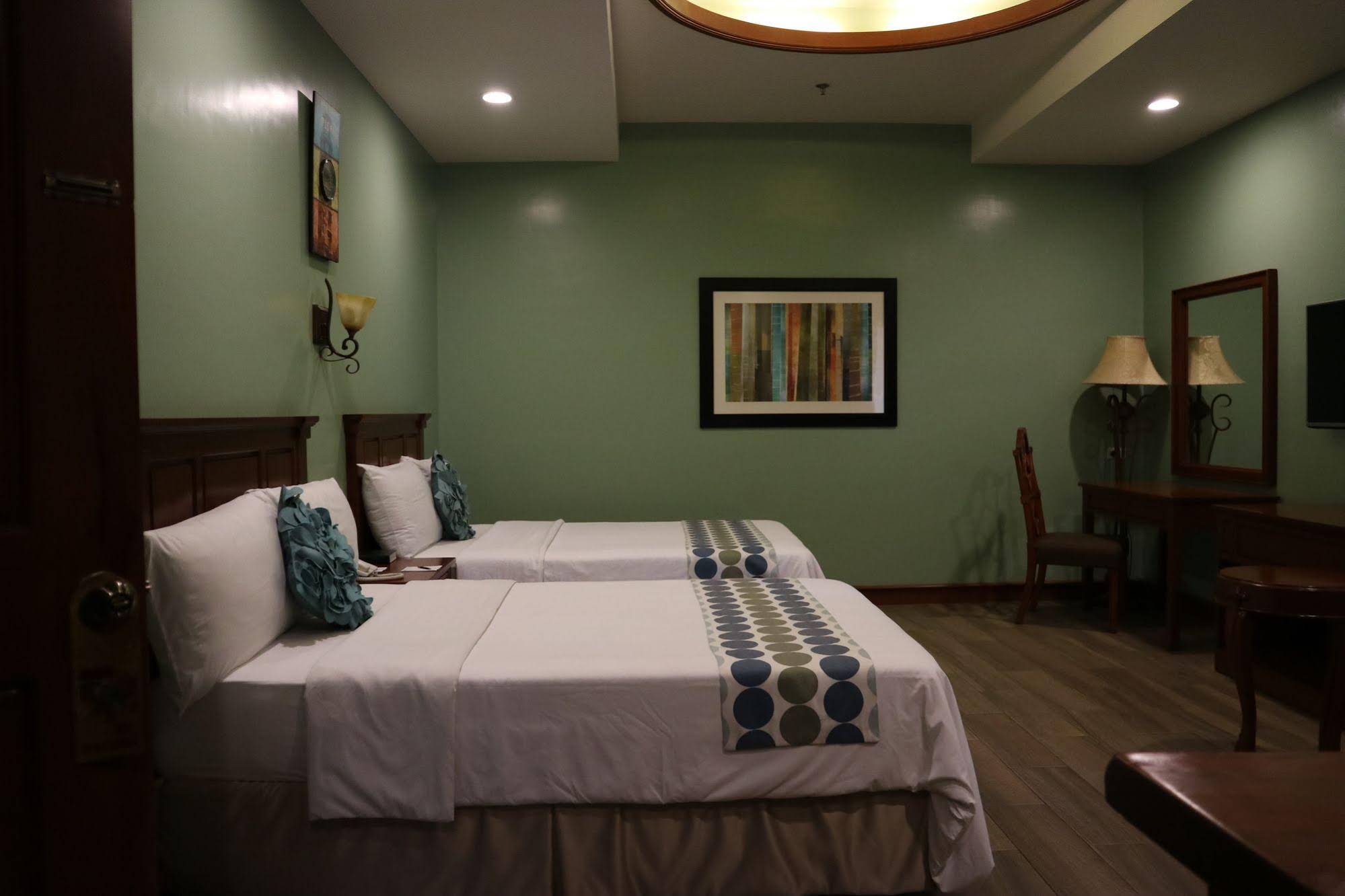 Paragon Hotel & Suites