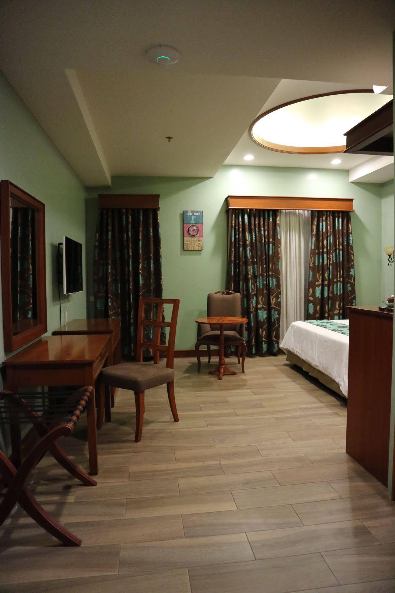 Paragon Hotel & Suites