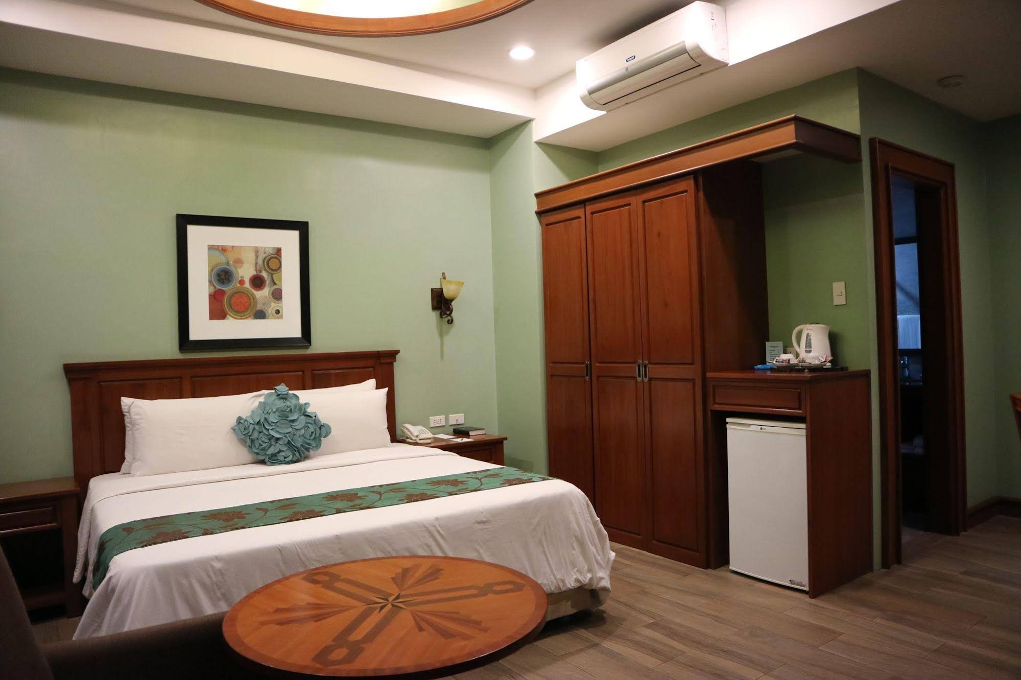 Paragon Hotel & Suites