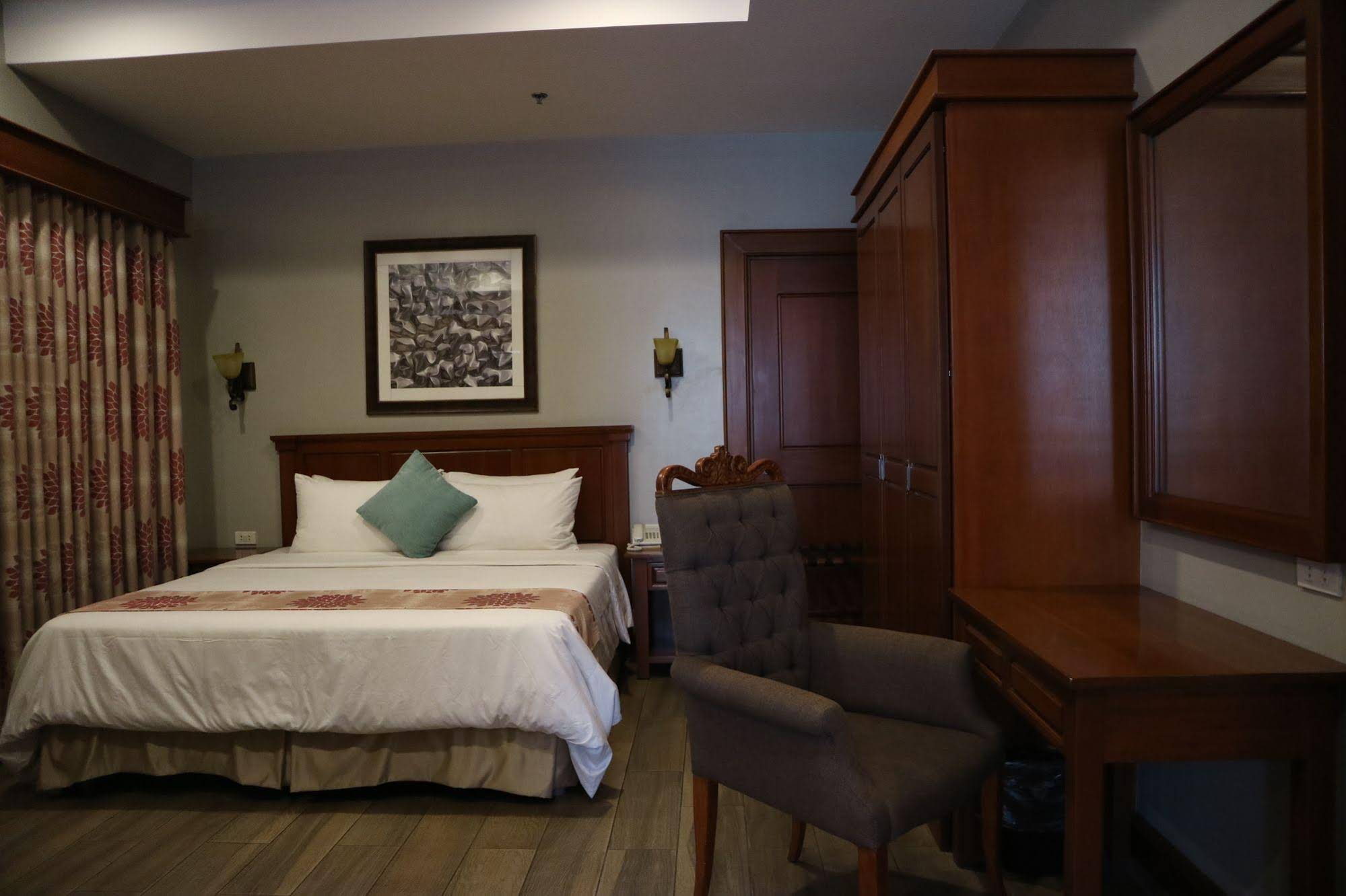 Paragon Hotel & Suites