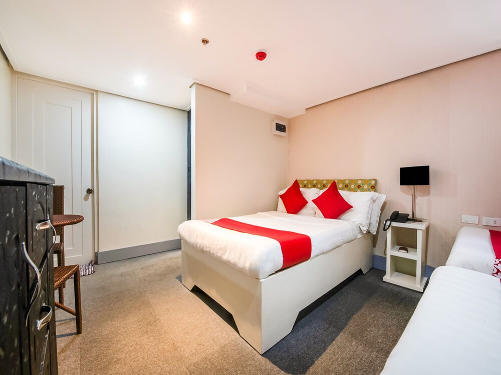 Sunset View Ridge Residences by OYO Rooms