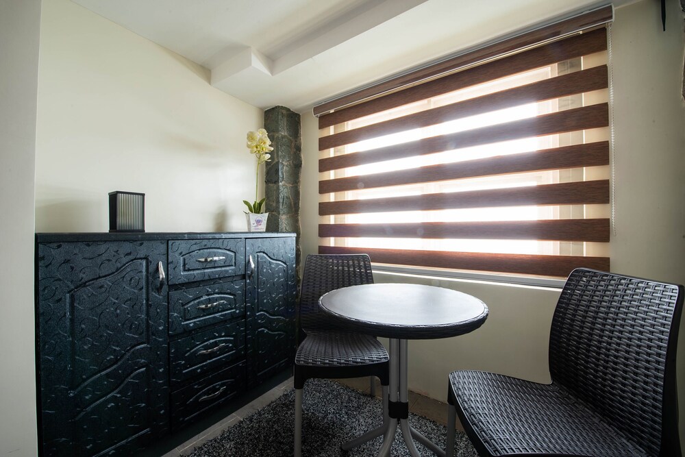 Sunset View Ridge Residences by OYO Rooms