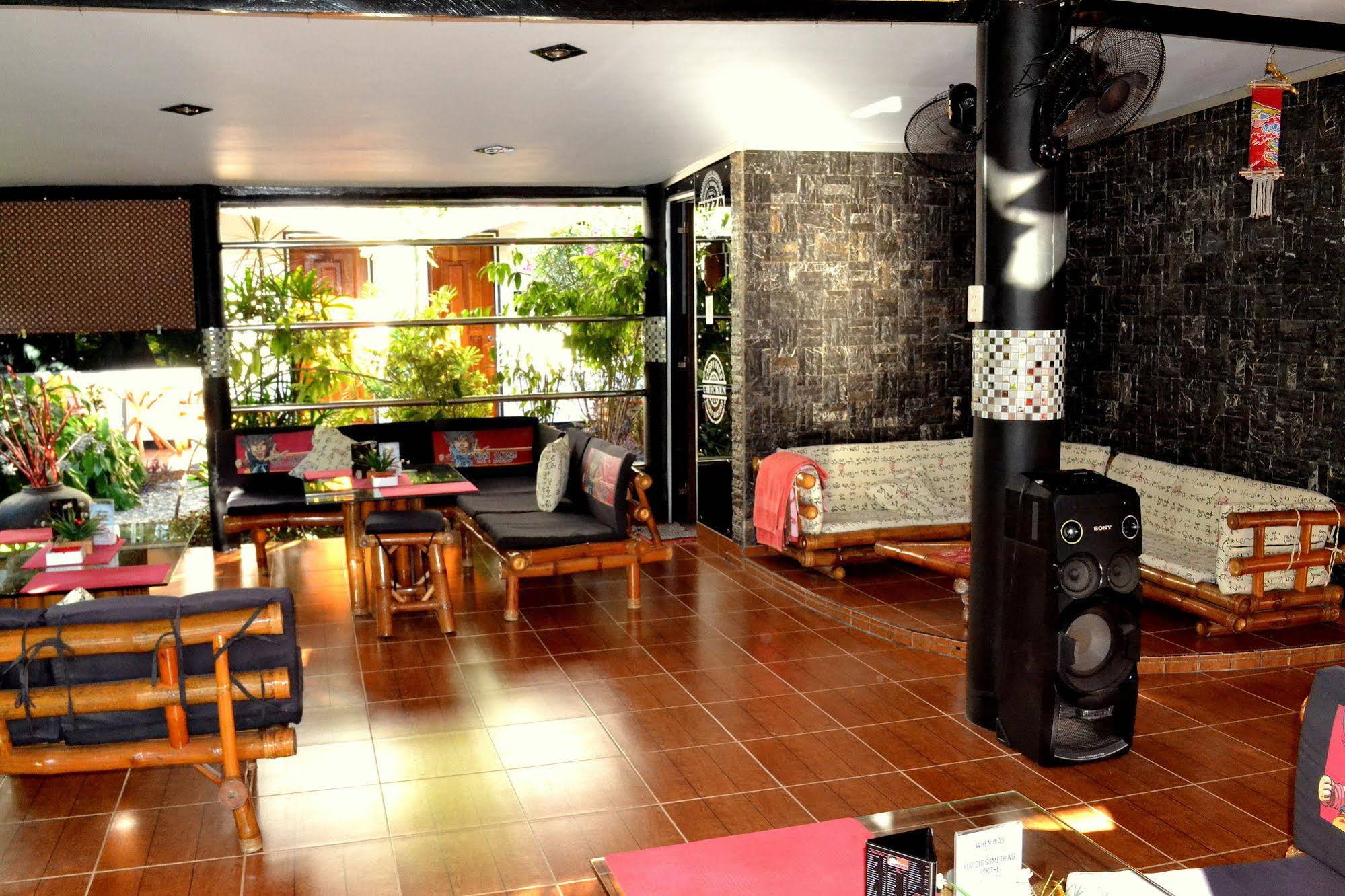 Micky Santoro Hotel & Restaurant