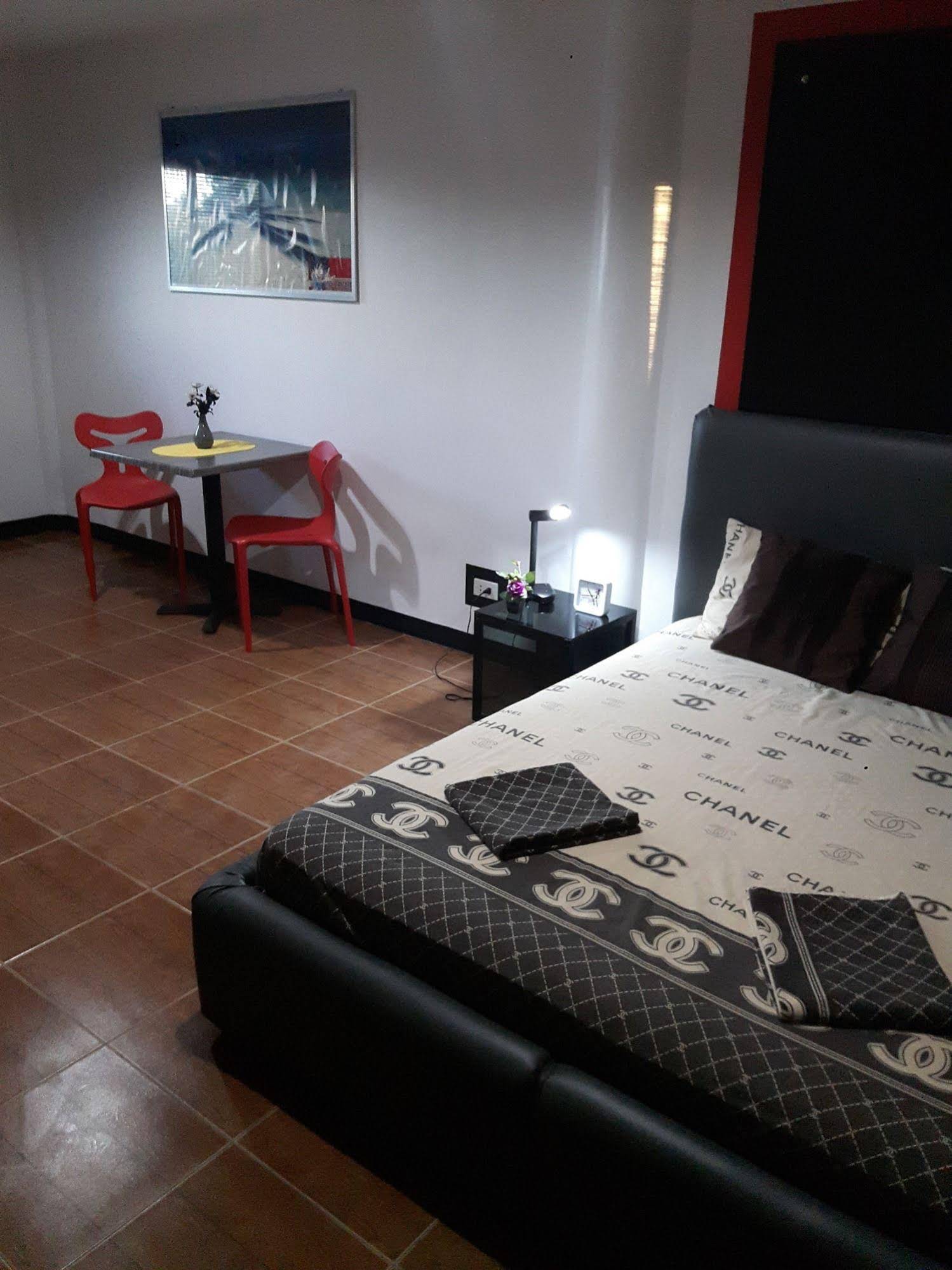 Micky Santoro Hotel & Restaurant