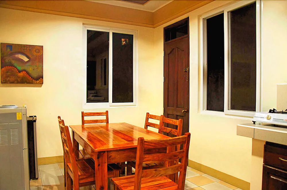 Den Den Guesthouse