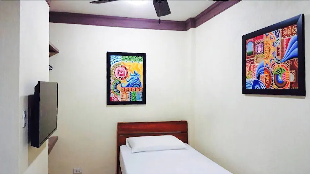 Den Den Guesthouse