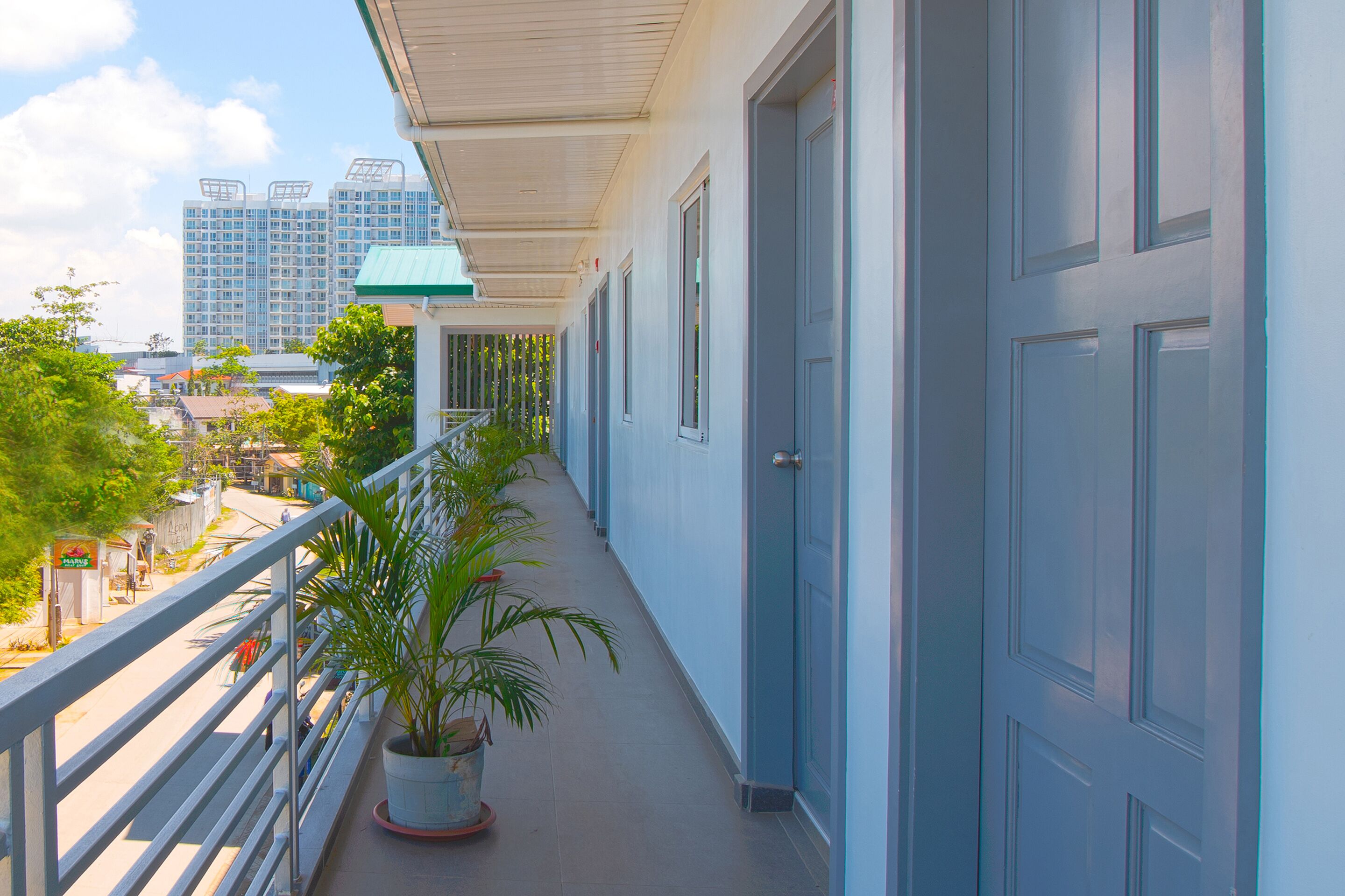 Fat J Apartelle by Oyo Rooms