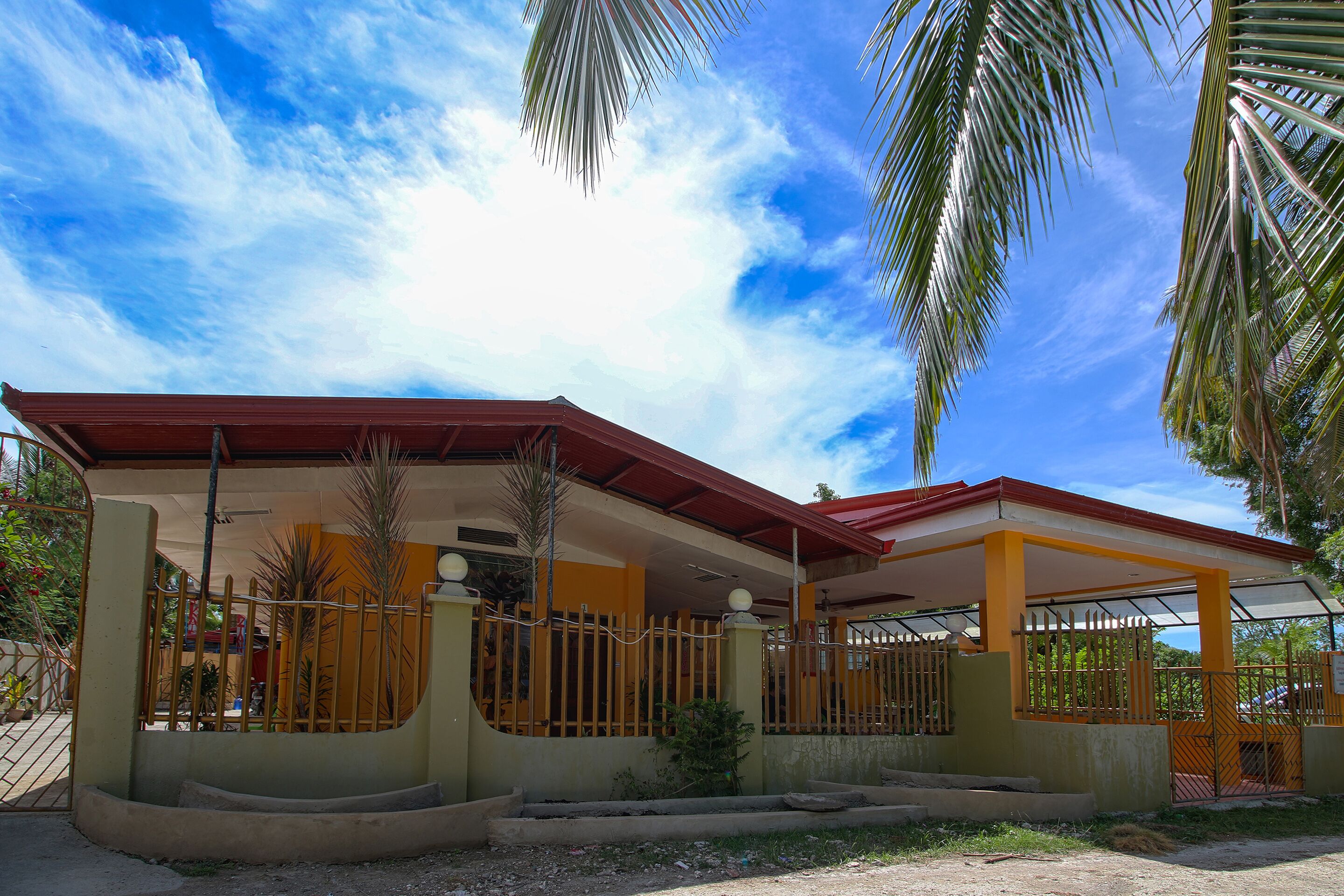 J5 Guest House & Restobar by OYO Rooms