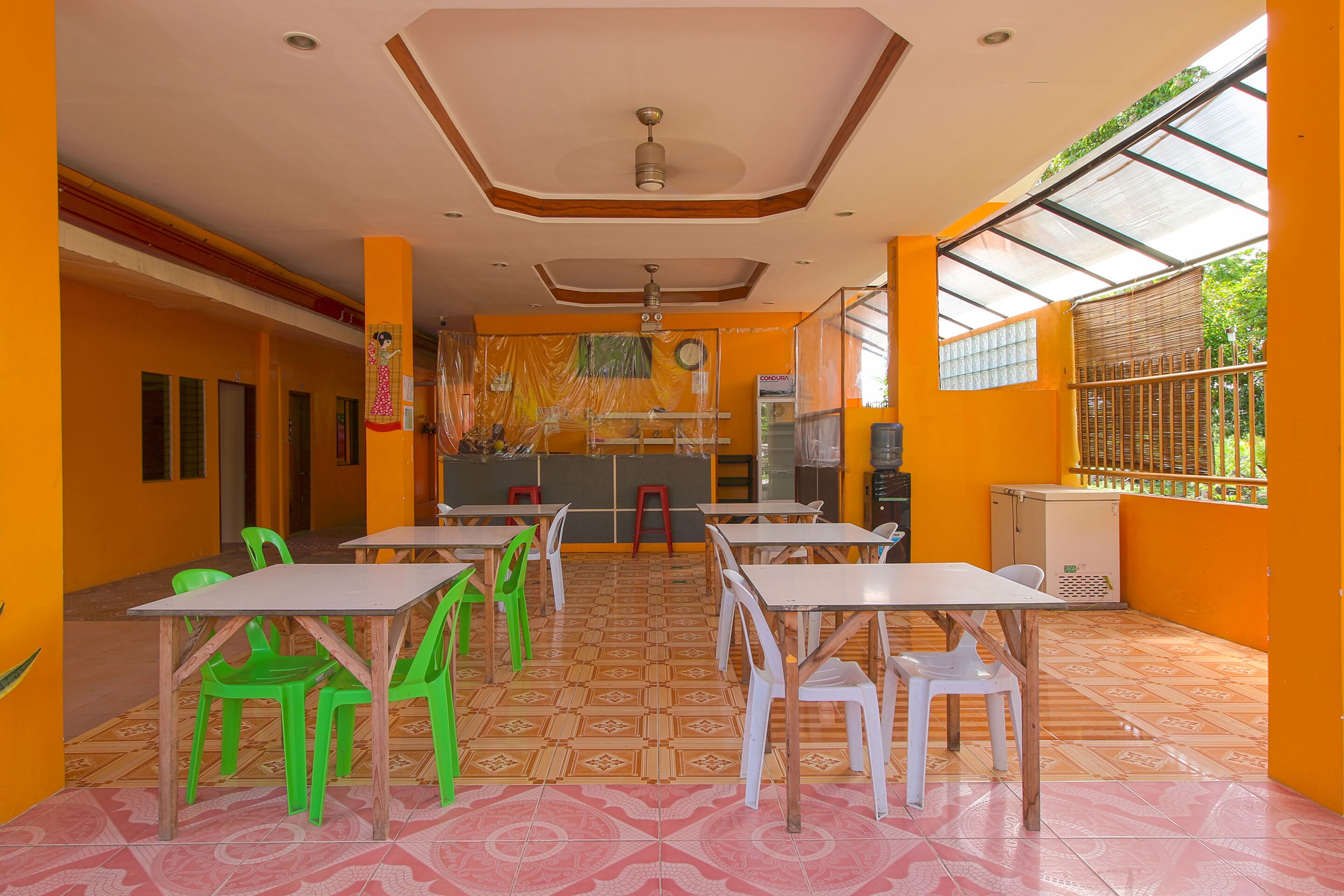J5 Guest House & Restobar by OYO Rooms