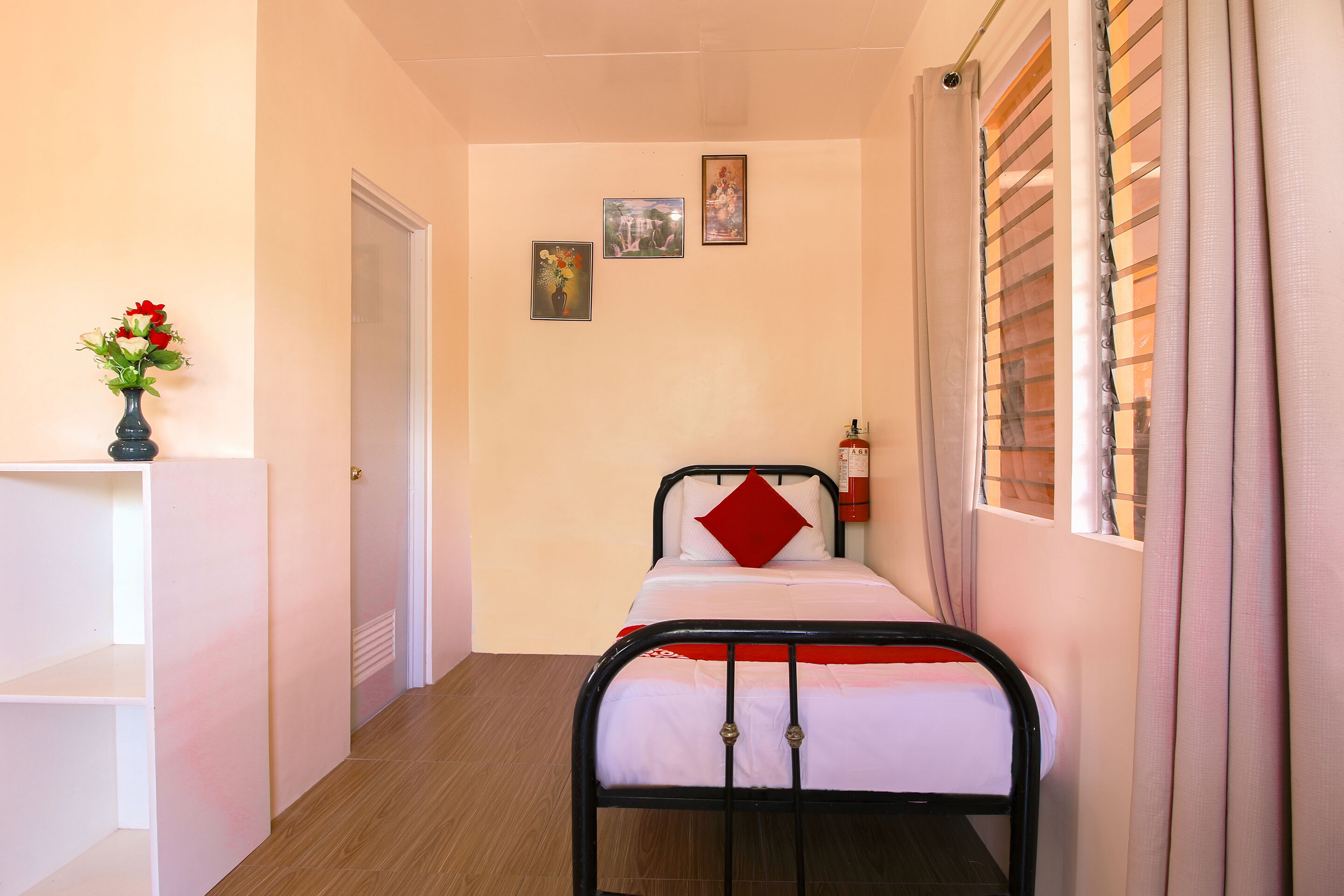 J5 Guest House & Restobar by OYO Rooms