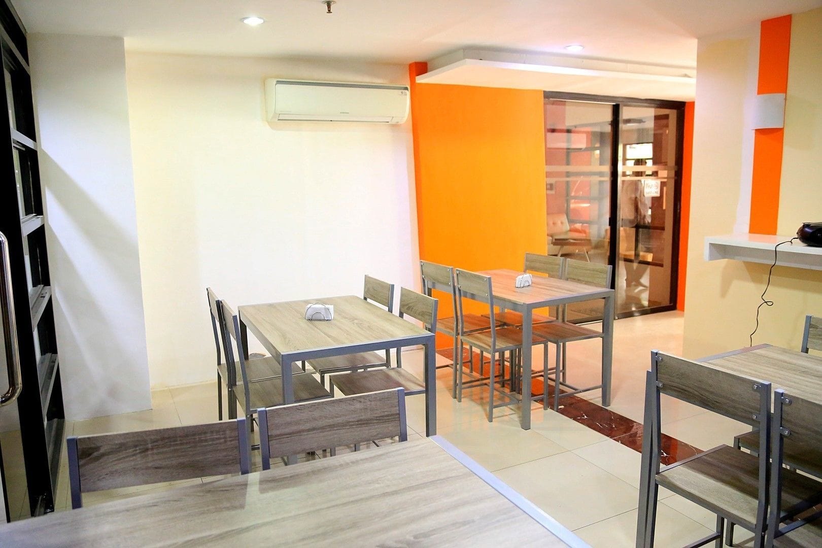 Travelbee Business Inn