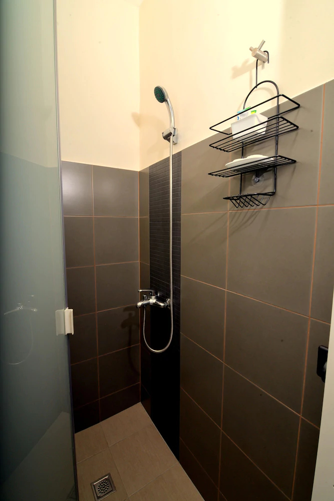 OYO 443 Maria Cristina Arcade Suites