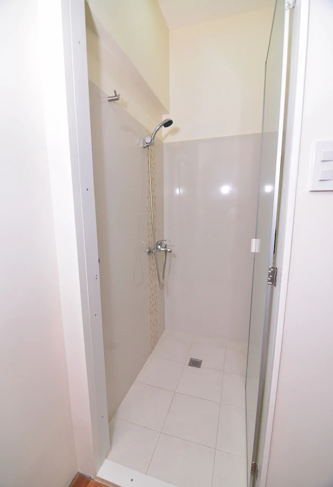 OYO 443 Maria Cristina Arcade Suites