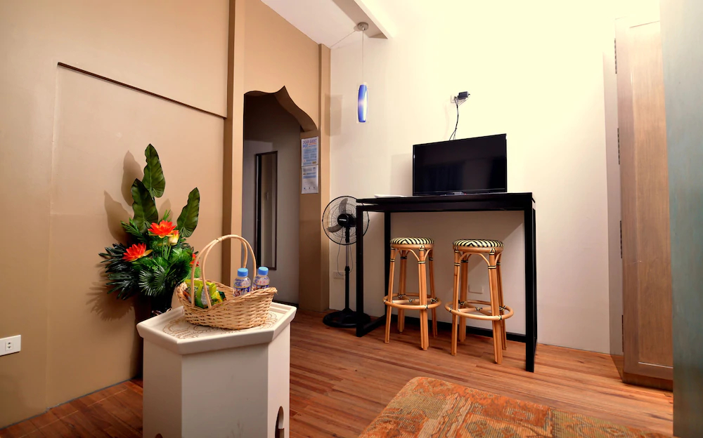 OYO 443 Maria Cristina Arcade Suites