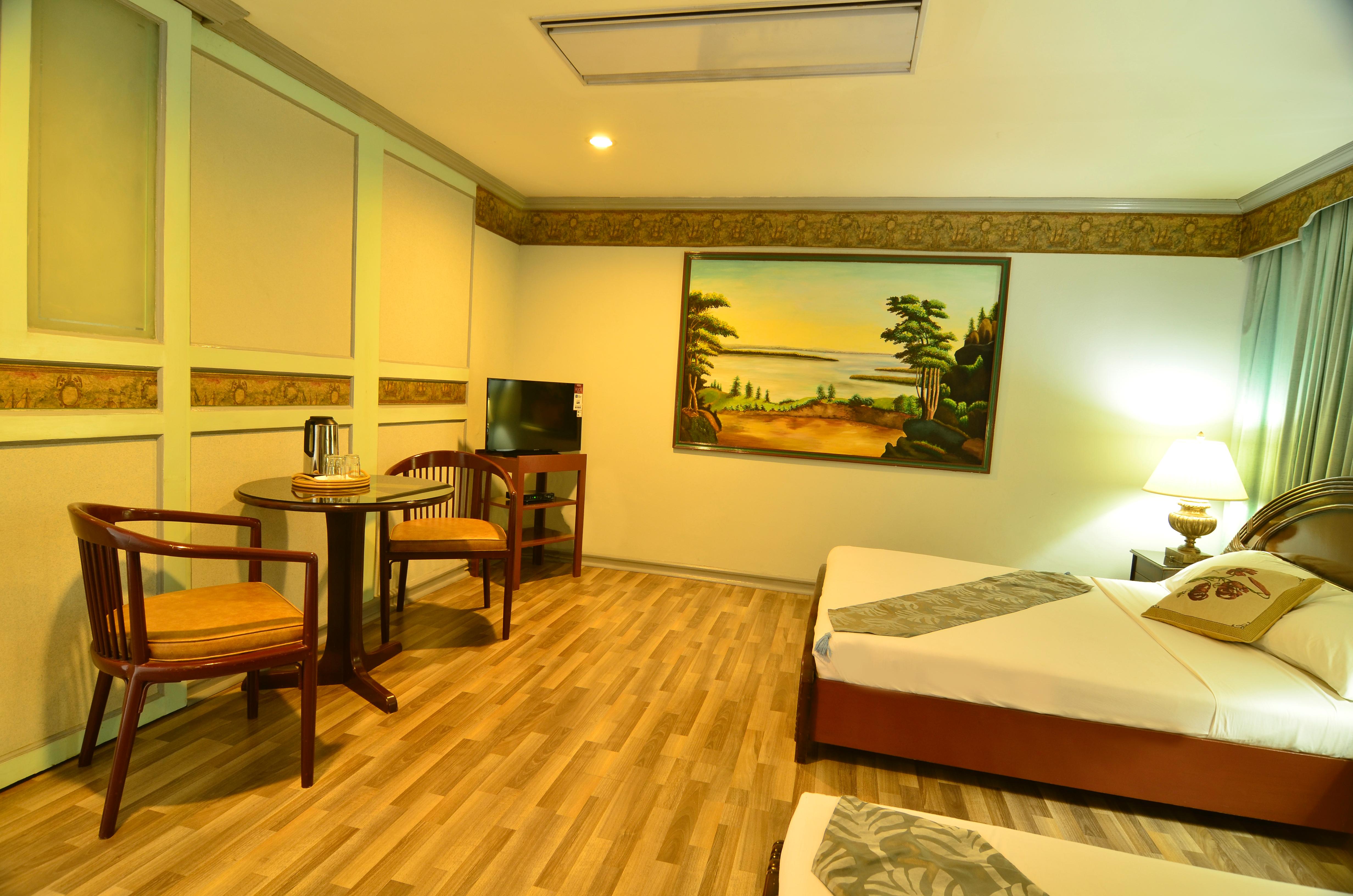 Holiday Plaza Hotel