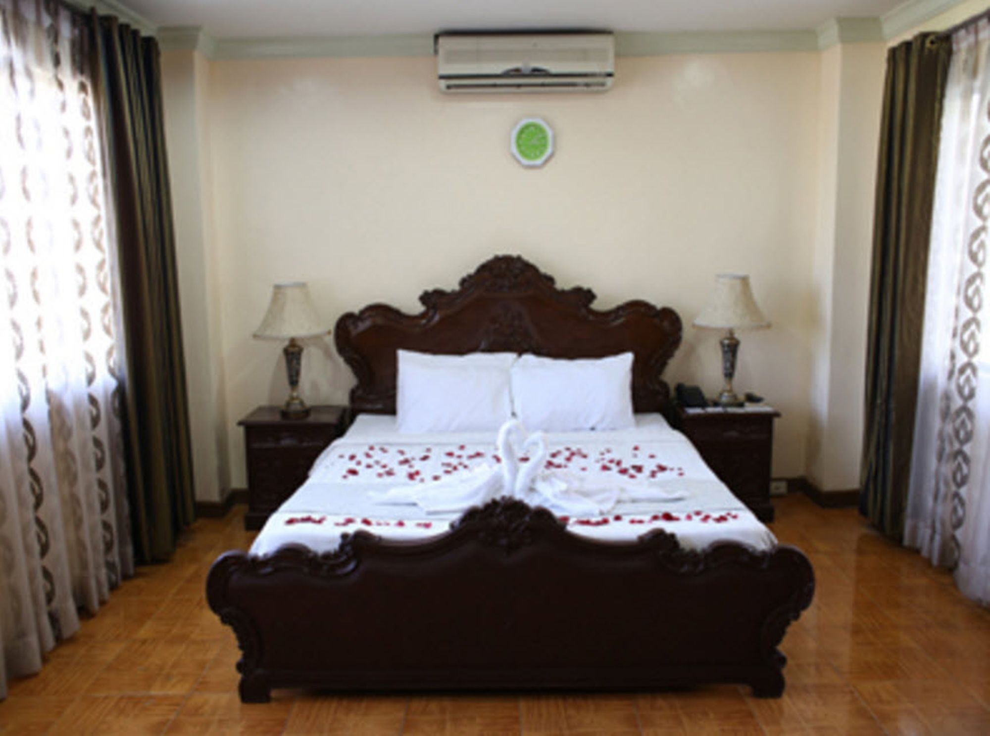 Crown Royale Hotel