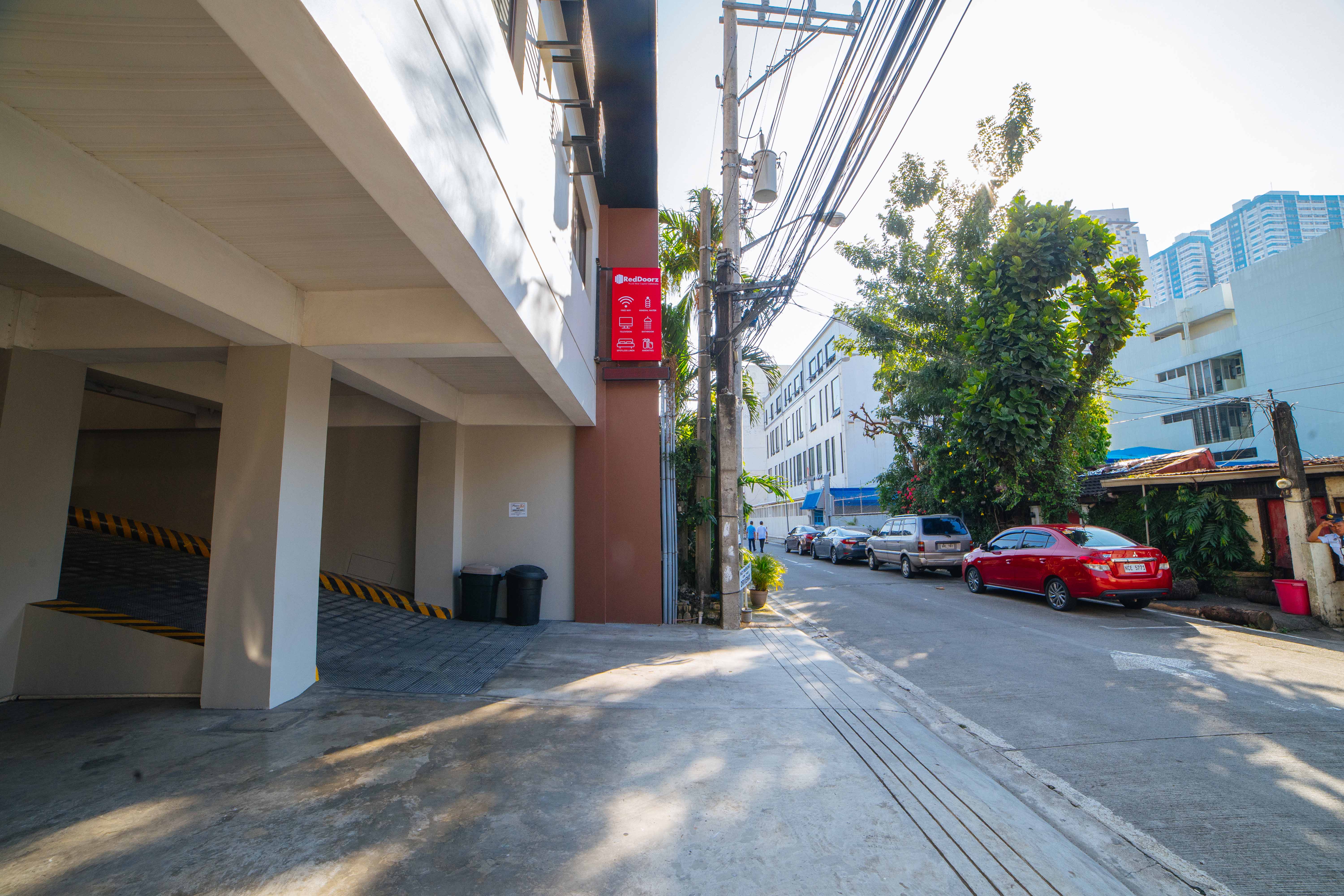 RedDoorz Plus Near Capitol Commons