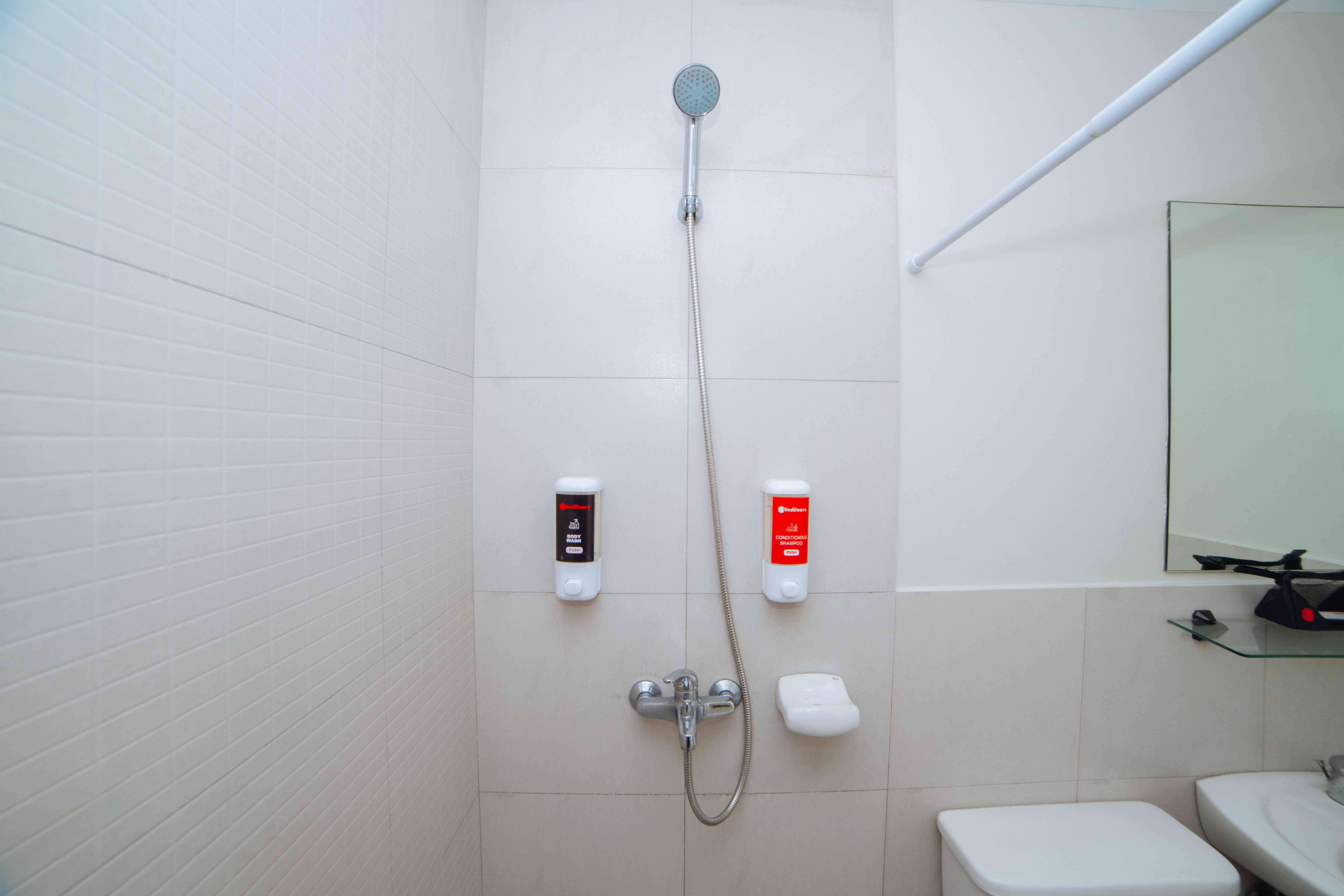 RedDoorz Plus Near Capitol Commons