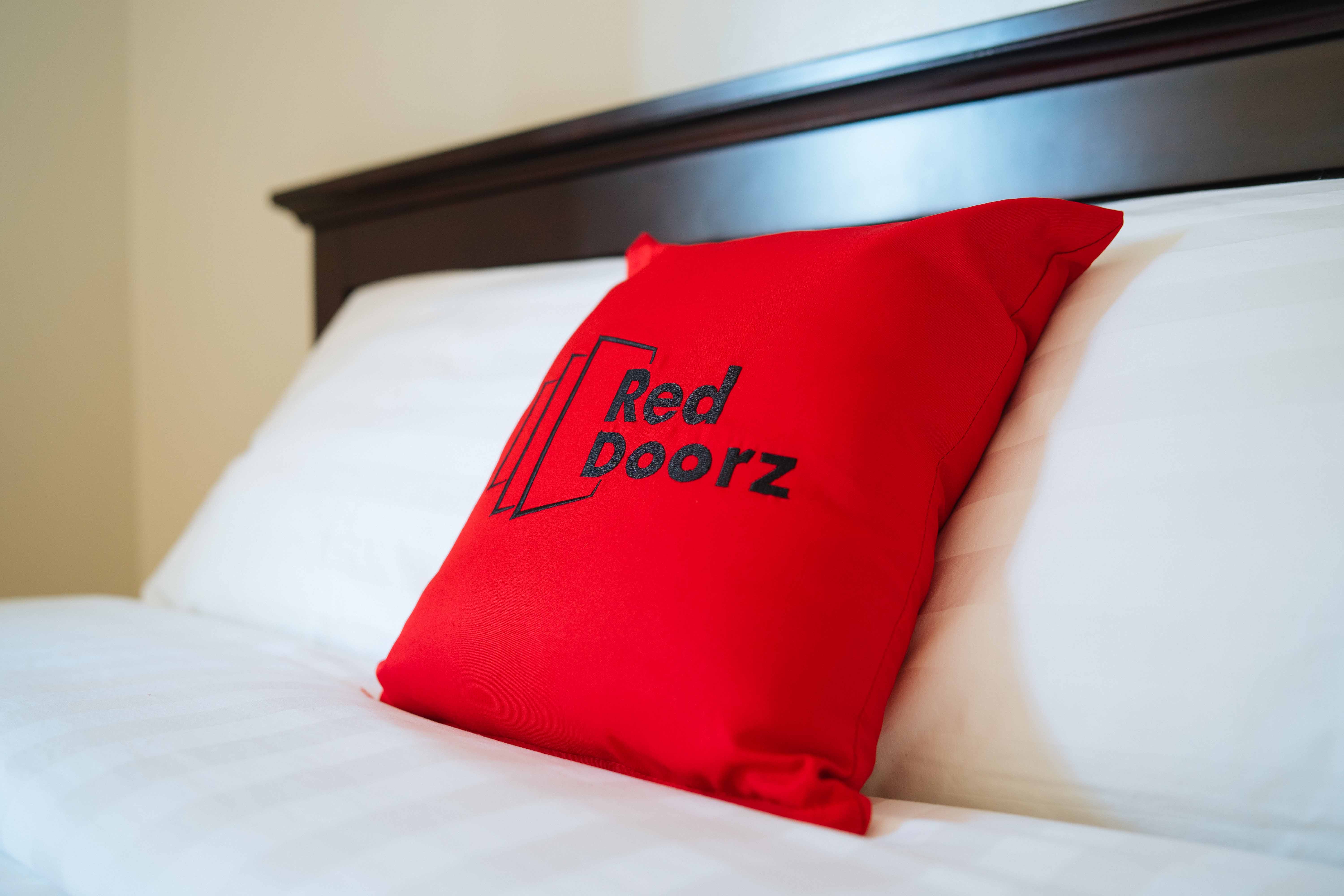 RedDoorz Plus Near Capitol Commons