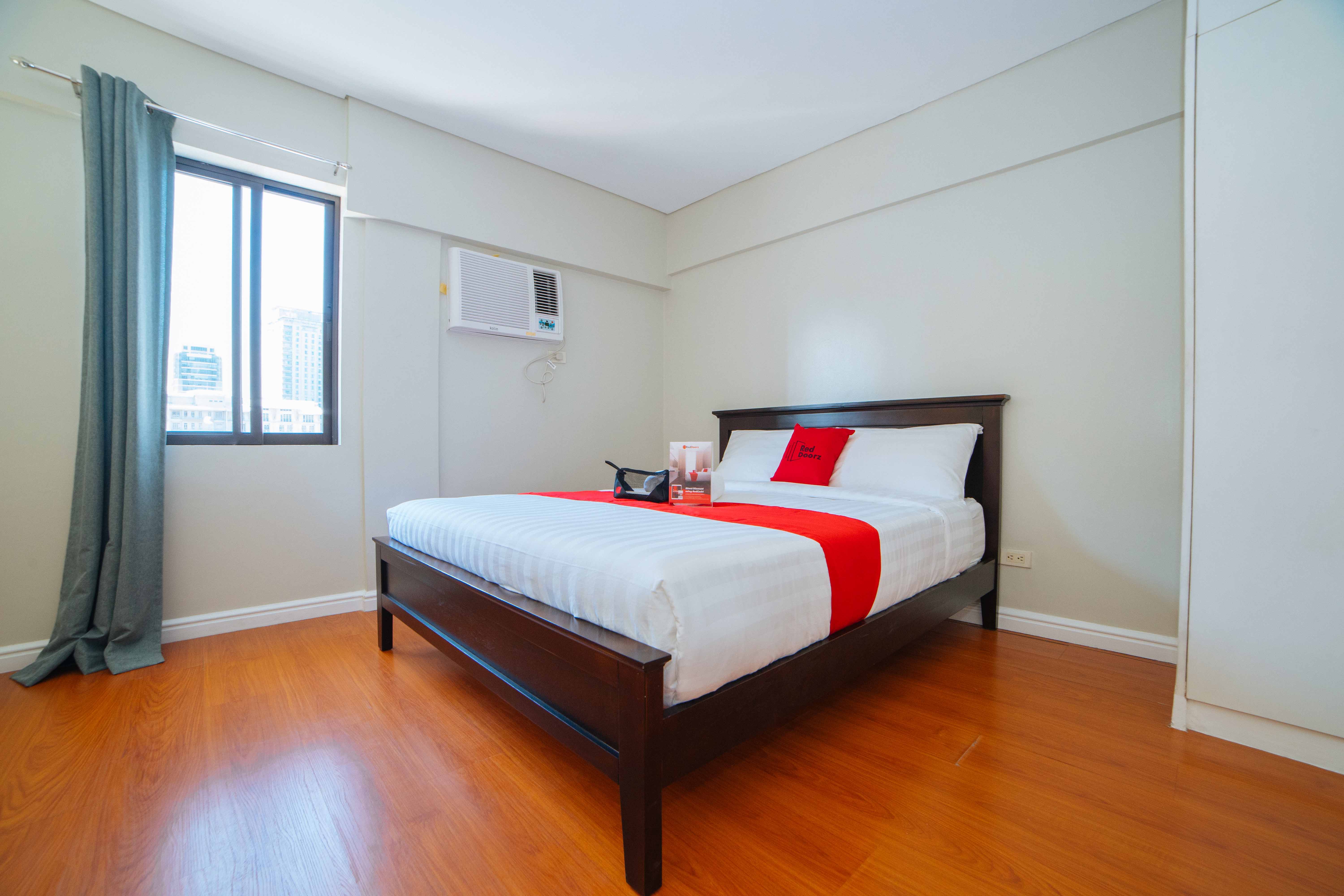 RedDoorz Plus Near Capitol Commons