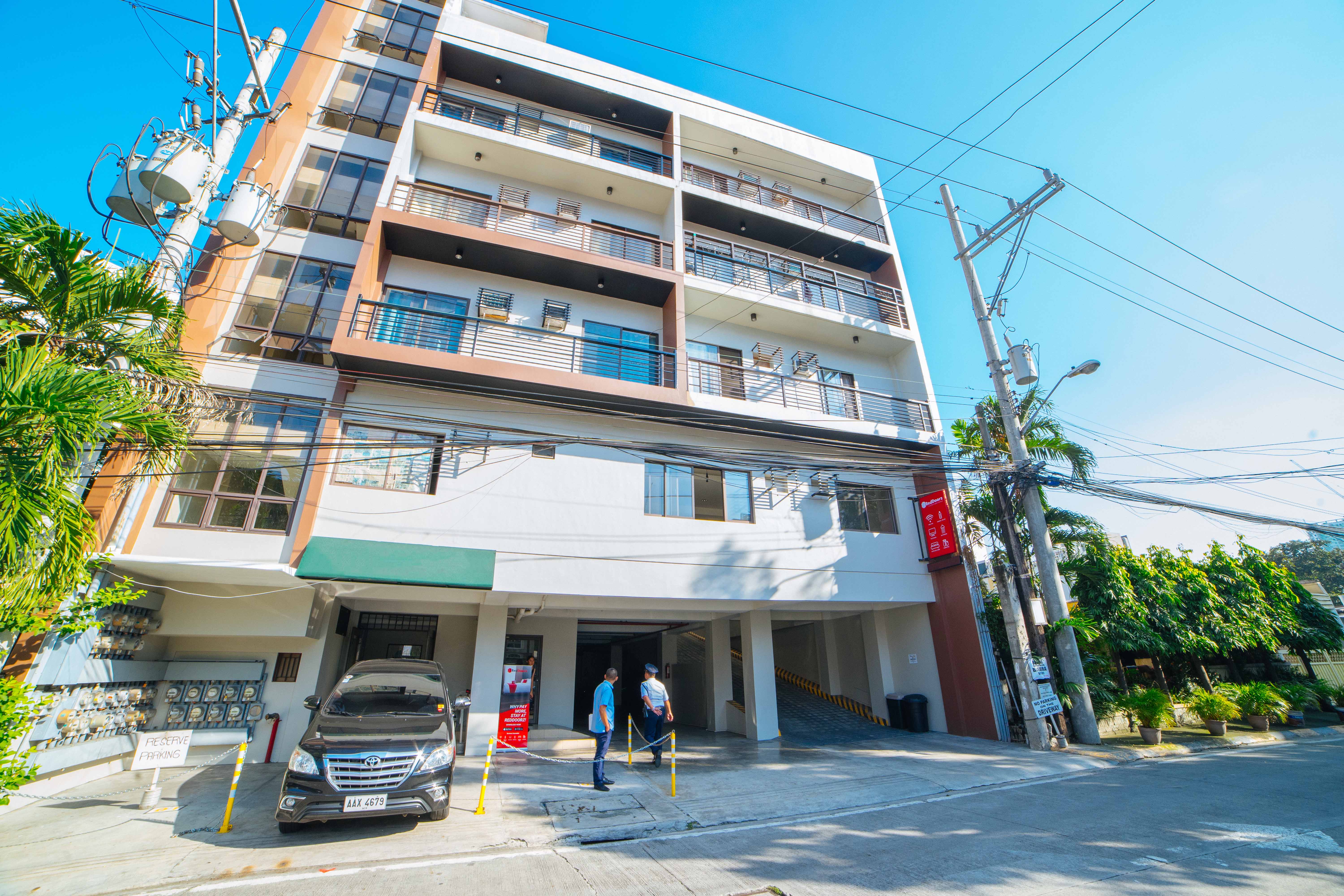 RedDoorz Plus Near Capitol Commons