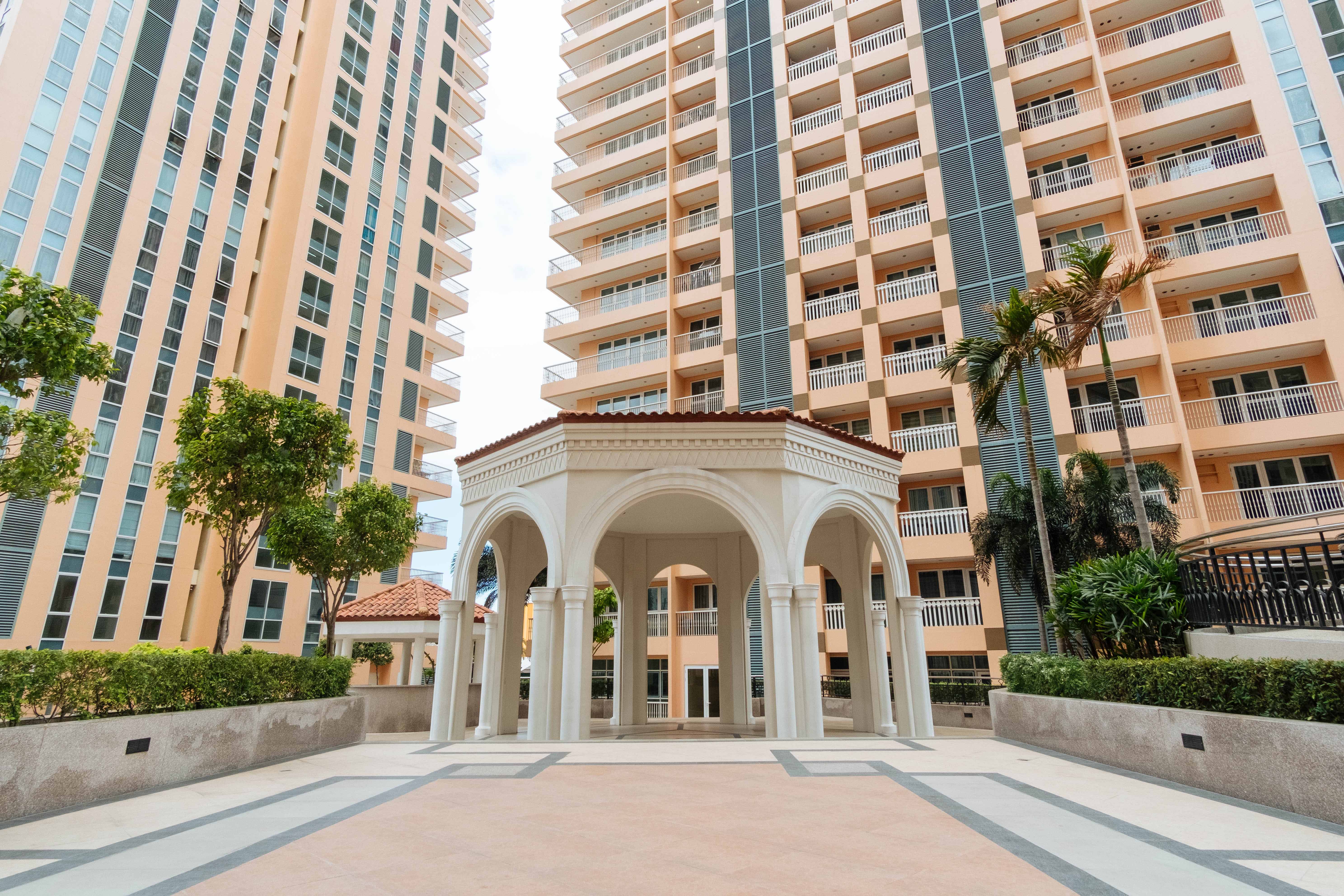 RedDoorz Premium @ Venice Luxury BGC 1