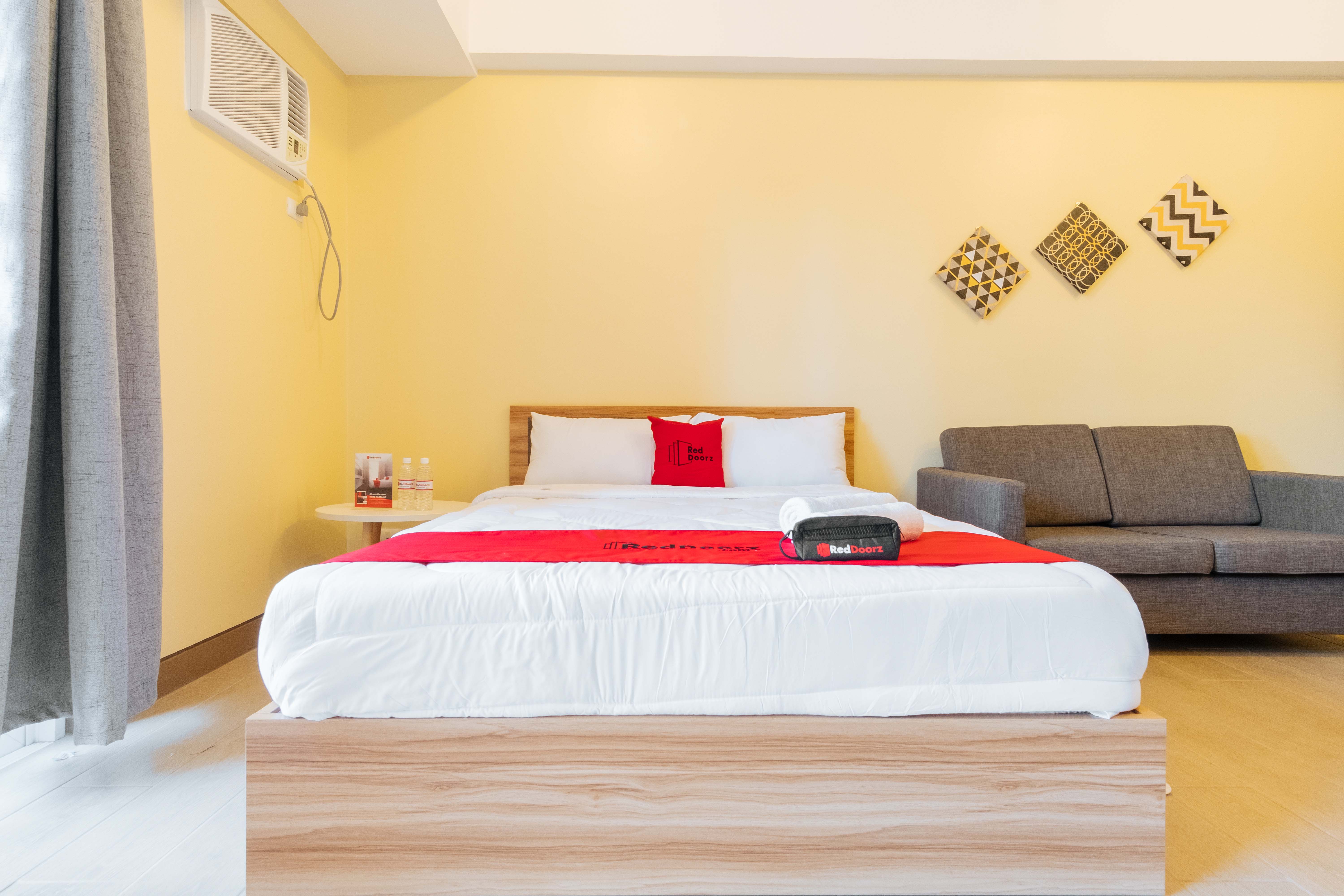 RedDoorz Premium @ Venice Luxury BGC 1
