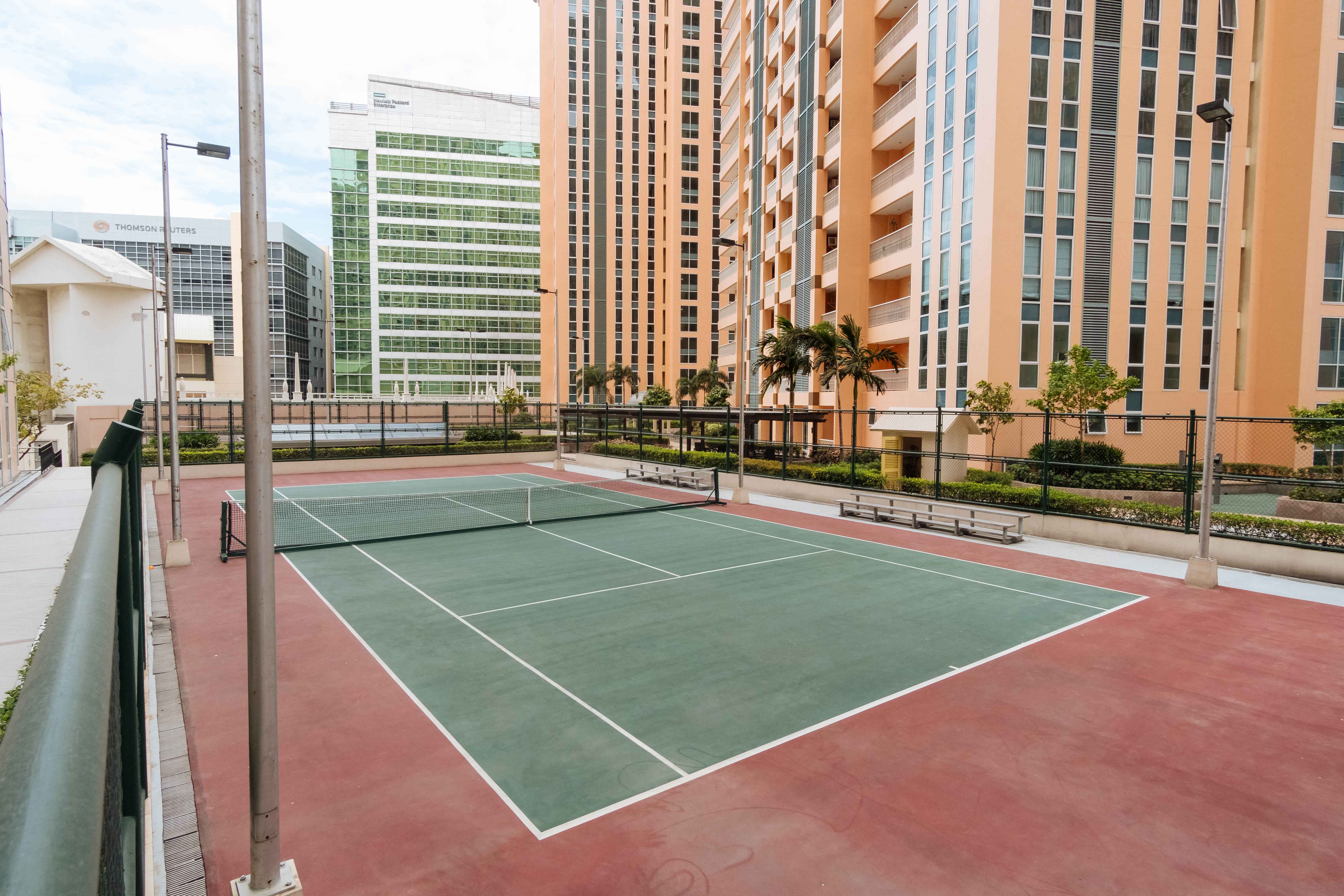 RedDoorz Premium @ Venice Luxury BGC 1