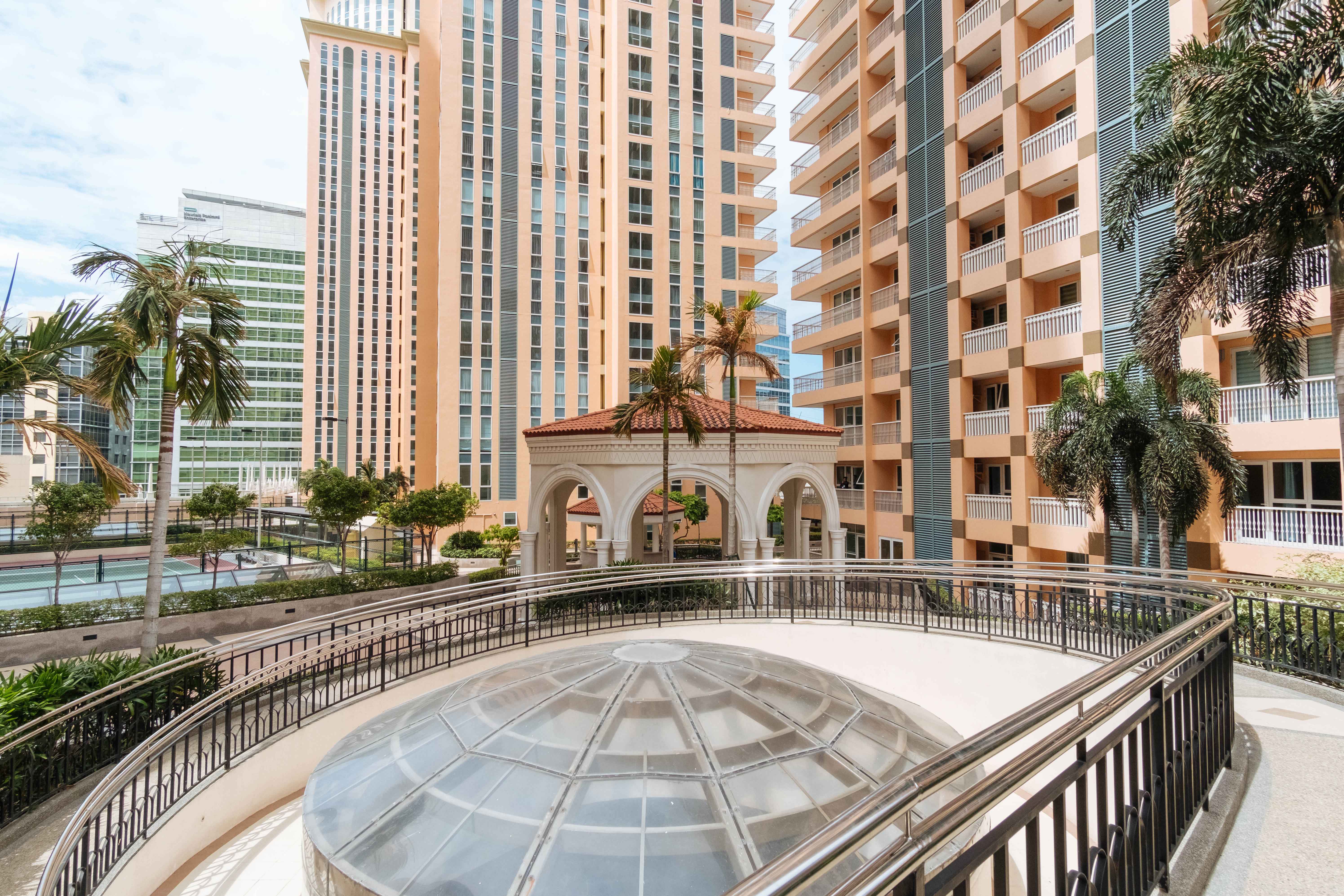 RedDoorz Premium @ Venice Luxury BGC 1