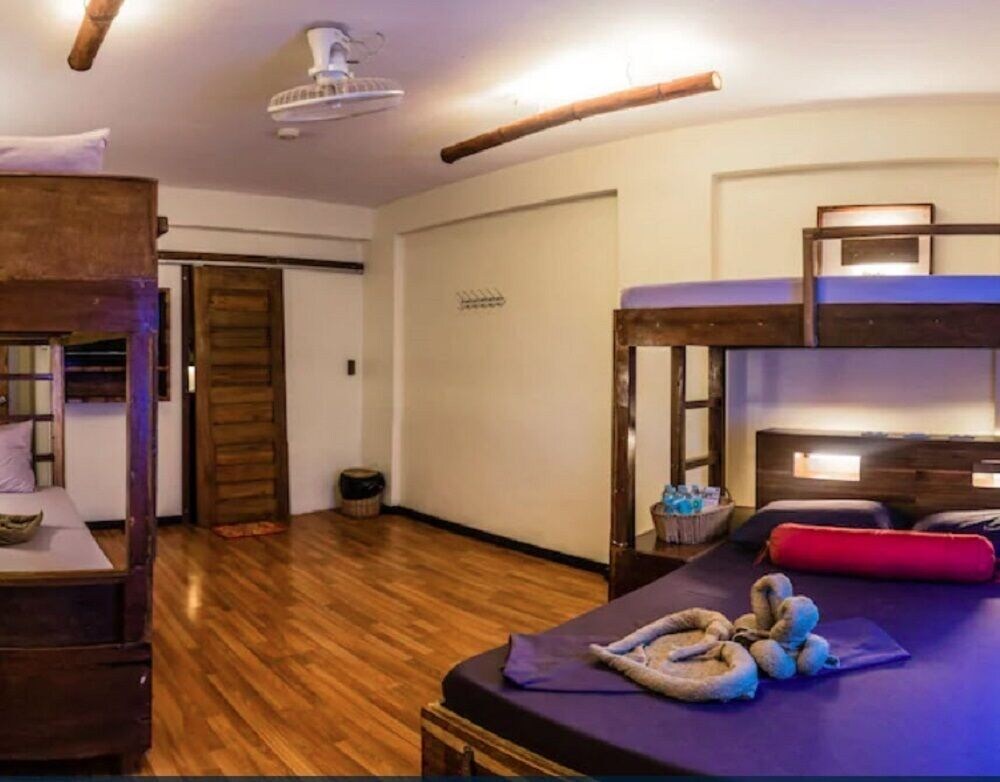 Outpost Hostel - Coron