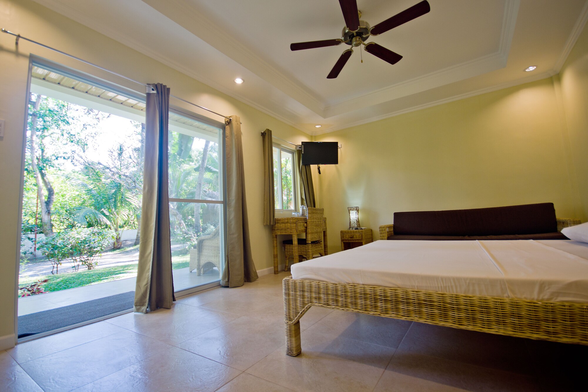 Mikes Dauin Beach Resort