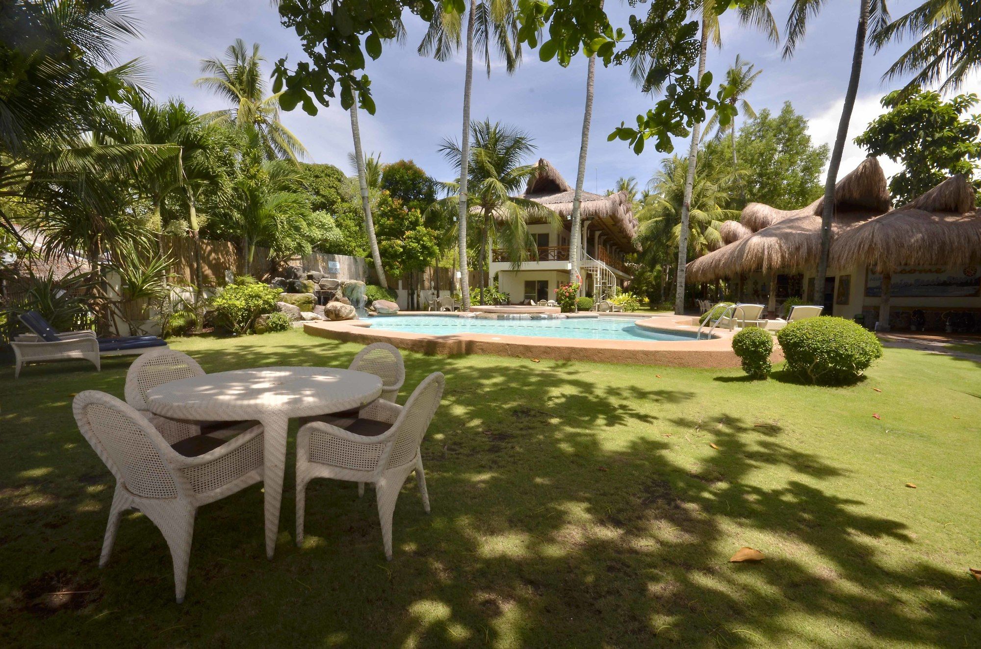 Mikes Dauin Beach Resort
