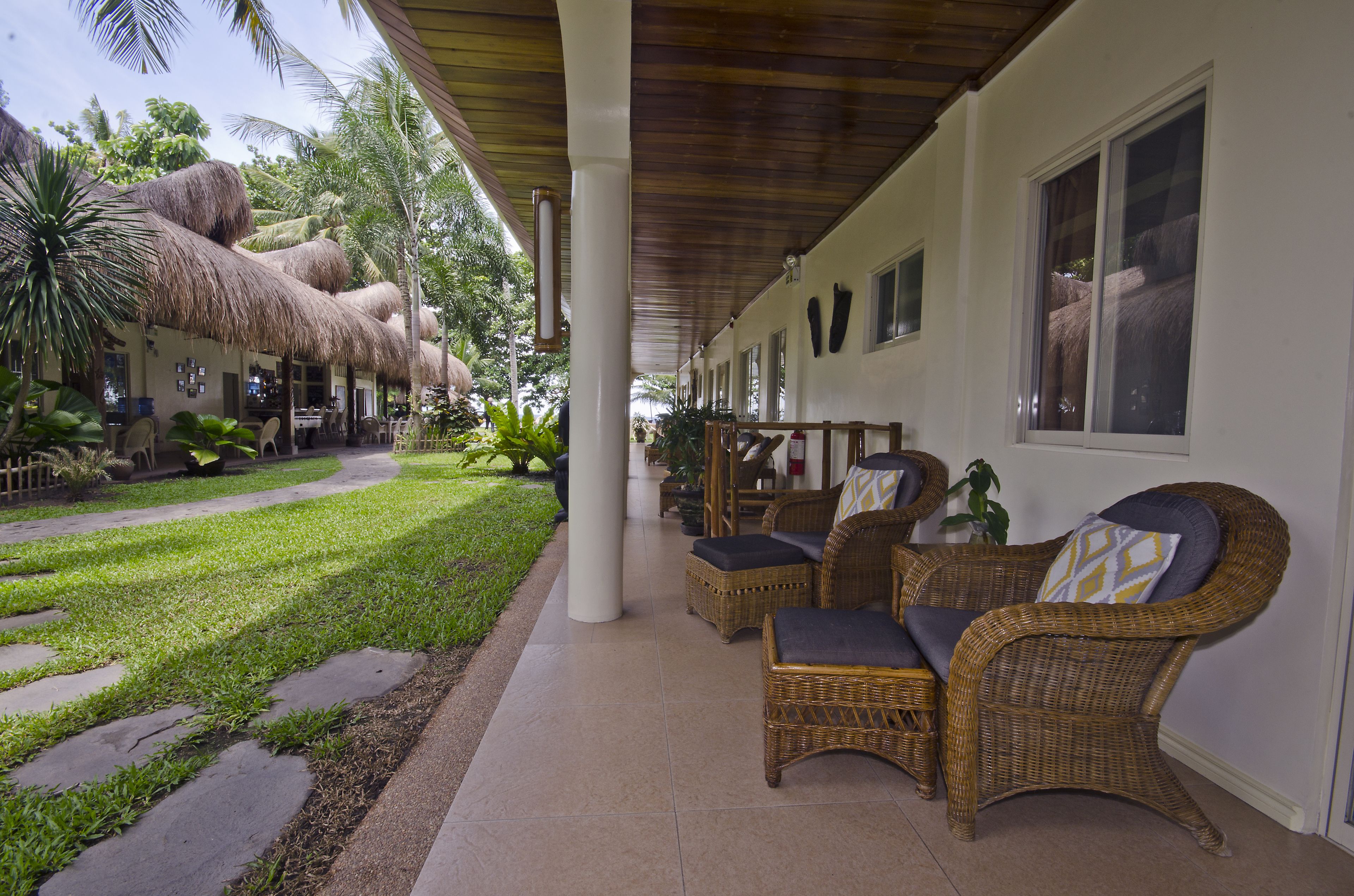 Mikes Dauin Beach Resort