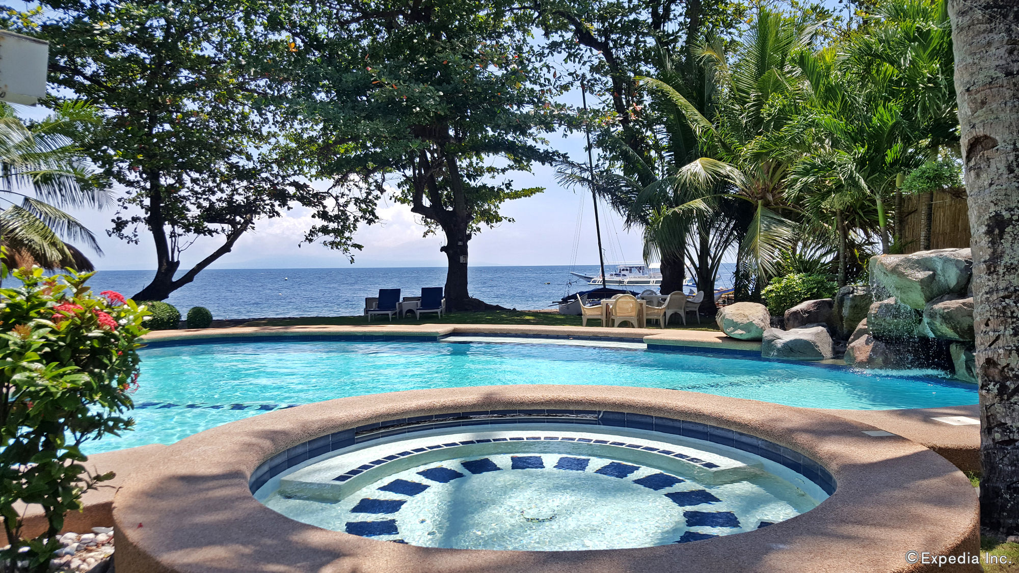 Mikes Dauin Beach Resort