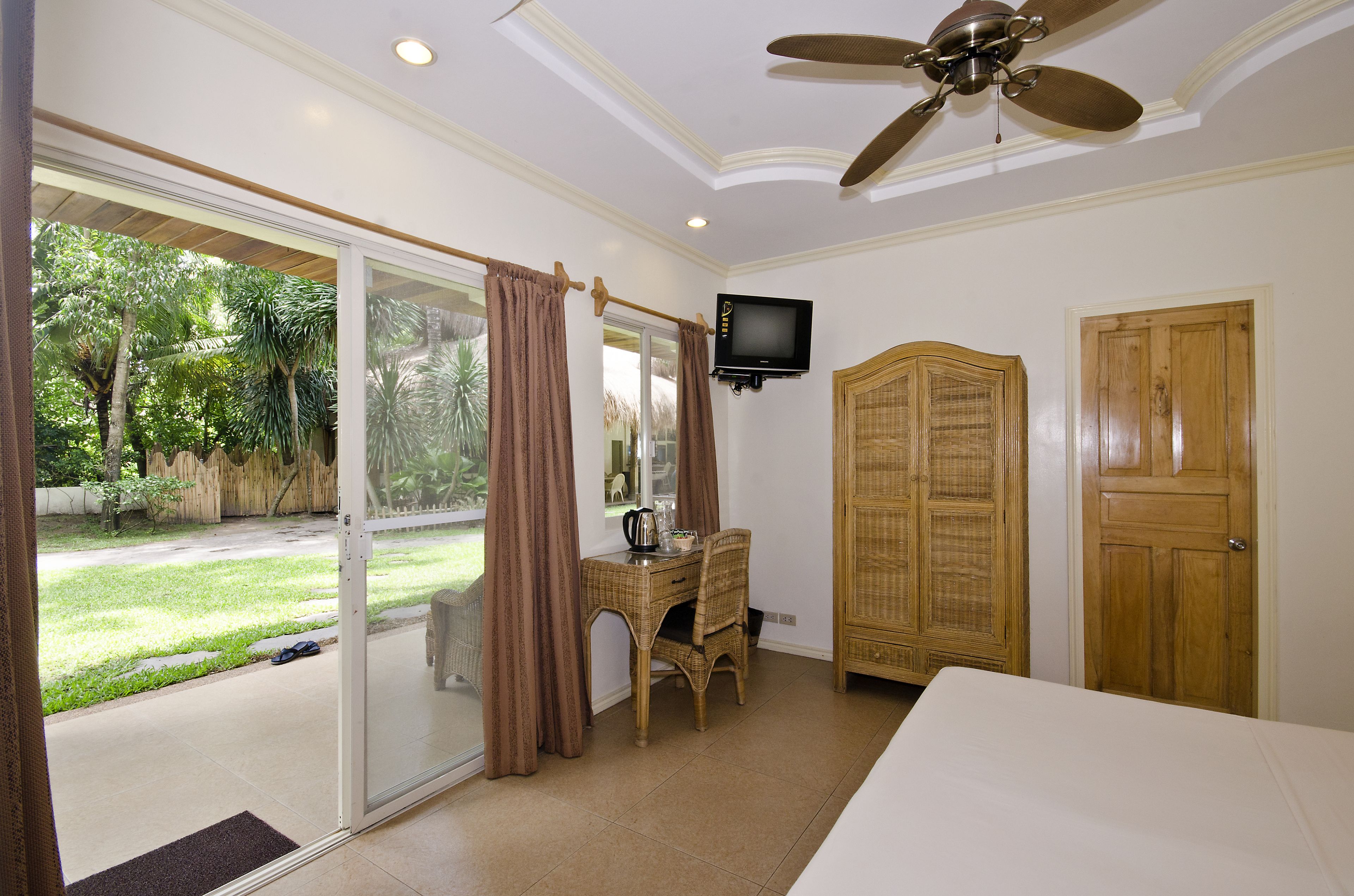 Mikes Dauin Beach Resort