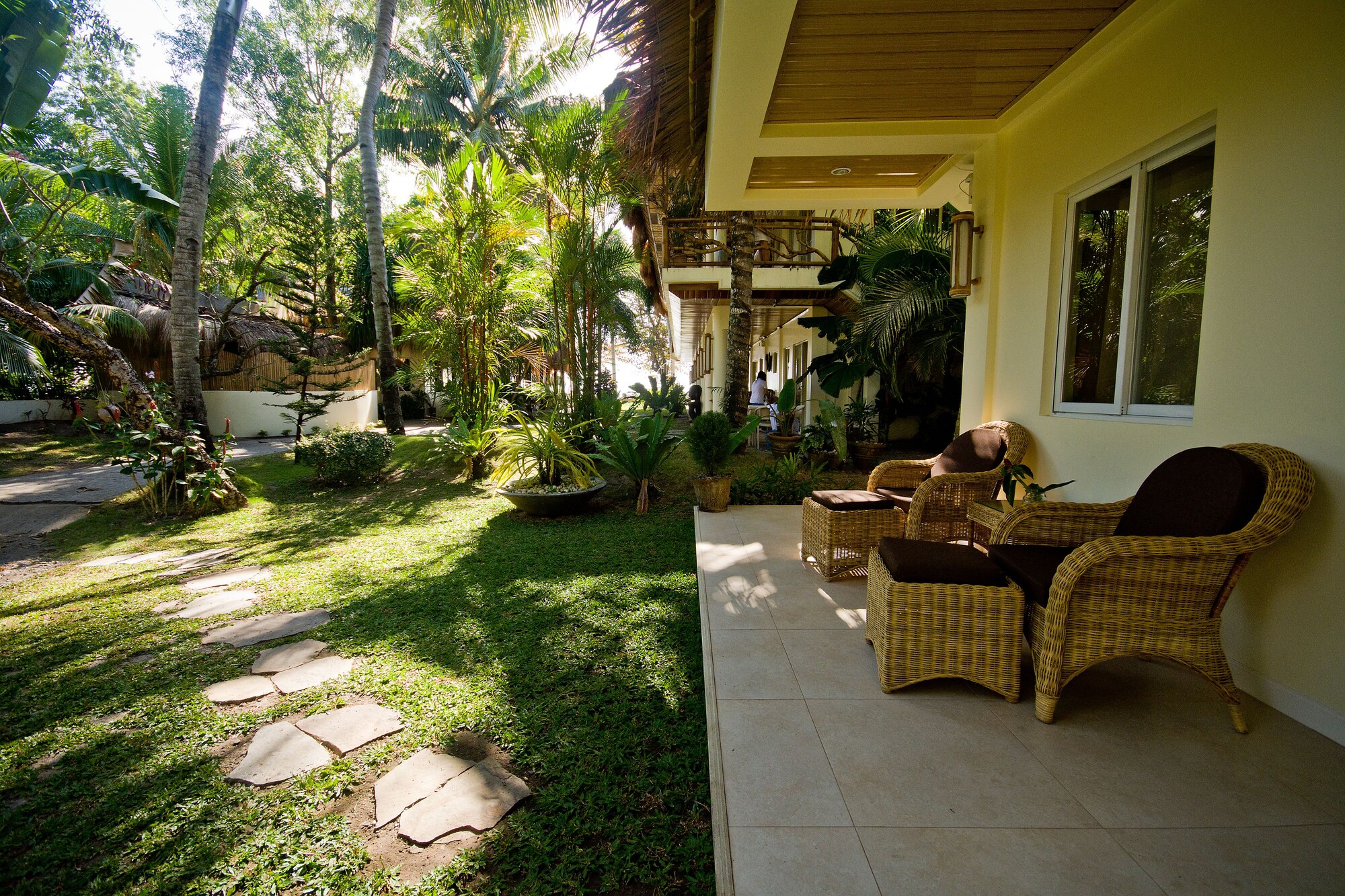 Mikes Dauin Beach Resort
