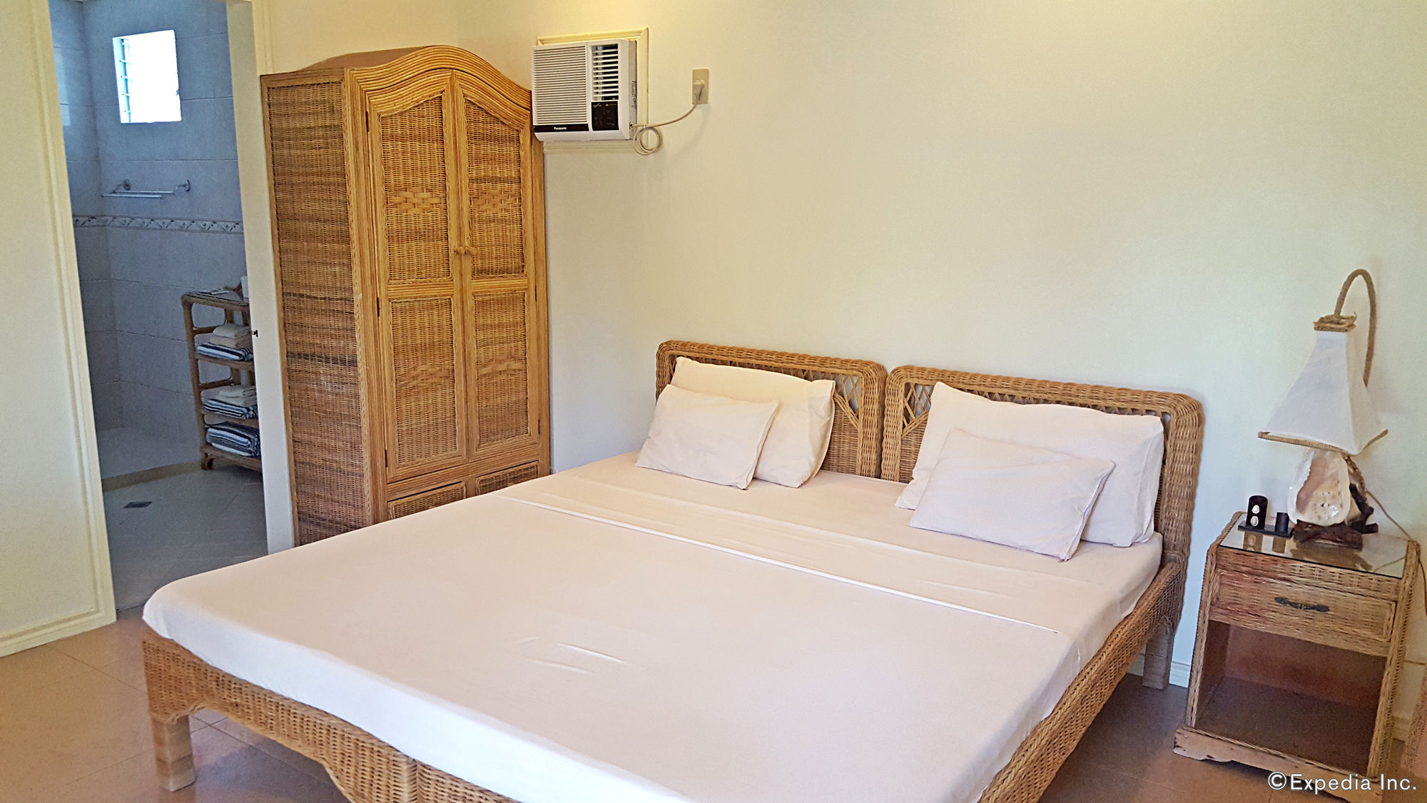 Mikes Dauin Beach Resort
